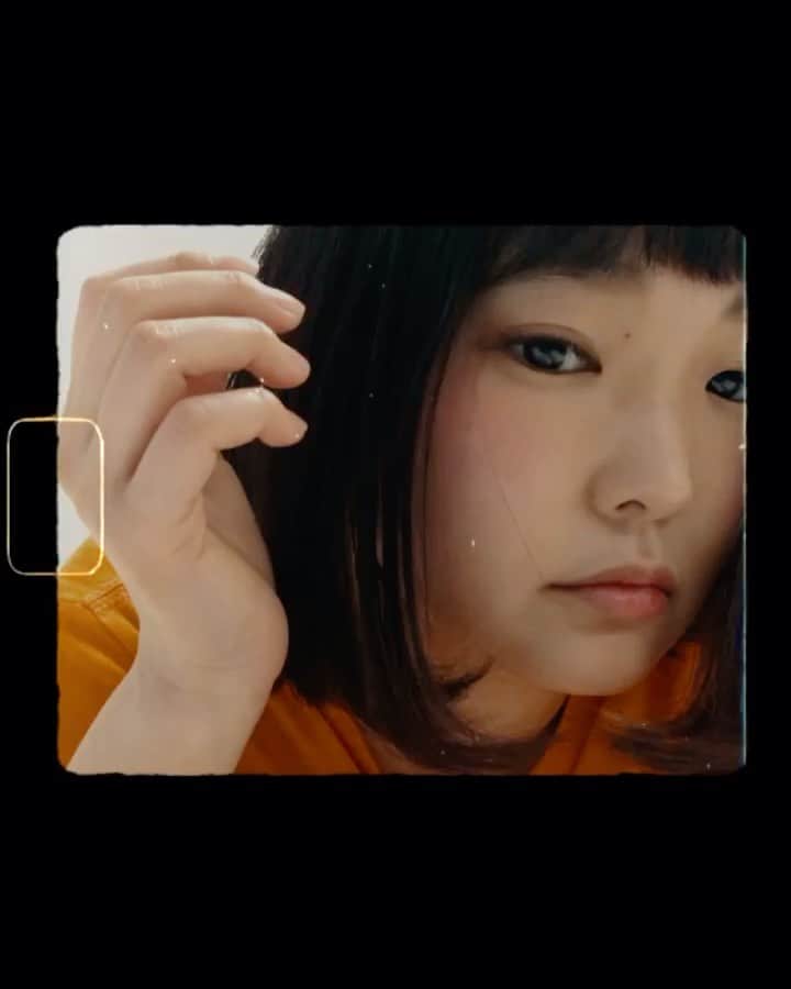 Yun chiのインスタグラム：「※ストーリーではお伝えしましたが、改めて投稿にも。  【報告】この度、PCR検査の結果コロナ陽性がわかりました😖💦  1月17日に出演予定だったライブも出演キャンセルになってしまい、ご迷惑をおかけした事大変申し訳なく思っております。  このイベントにYun*chiを！と、せっかくオファーいただいたライブハウスや主催の方々、ファンの皆さんも予定を調整して下さっただろうにと考えると苦渋の決断でしたが、前もって勇気を出して出演キャンセルをしてよかったなと今では思えております🙇‍♀️  ここからは長くなりますが質問も多くきていたので、私の症状のお話をしたいと思います。  なんかいつもと違うな、寒いし暑いし？と思った次の日から2日間38℃台の熱が続きました。  区の「発熱がある場合の相談先について」というWEBページから教えていただいて病院へ。 酷い寒気と激しい頭痛、涙目と鼻水と痰、軽い咳、お腹が下ってしまってインフルエンザに似たような症状だったのかな？と思います。 (平熱が35℃台で低めなので結構辛かったです)  PCR検査は別日に違う病院の外にあるテントで、検査結果はさらに次の日に電話できました。 味覚嗅覚の症状もなく、まさか自分がコロナだとは思わなかったんですが、検査結果の電話で陽性を伝えられた時はショックでした😣 手洗いうがい、マスク、アルコール消毒などなるべく気を付けていたのにな…と😥 先生にはコロナはどこにでもいるから、もう運だね！と慰められました。 (明るい先生だったなぁ…👨‍⚕️✨)  今は熱もほぼ下がりホテル療養にお世話になっております。 しかし何よりも感謝だなと思ったのは陽性が出た後、保健所とのやり取りで私の担当になって下さった方。 小一時間の電話での詳しい問診(正直そんな事まで聞くの？ということまで聞かれて途中で面倒だなーーって思ったりもしましたが、あまりそう思わせないように人間味のある問診をしてくれました)や、家庭療養の仕方、濃厚接触者への対応、ホテル療養の準備など穏やかに案内して下さってとっても安心しました。ありがとうございます。  そして、今ホテルでお世話になっている毎日問診のお電話をくれる看護師の方、食事などの準備をしてくださるスタッフの方達にも感謝です。早く健康にならなくてわ🥺💦  今コロナに対して心配な事がすごく多いと思います。 無症状の方も多いようで、本当に不要不急の外出はしない方がいいんだなと改めて思いました。 見えないし実感するのは難しいけれど自分の行動が自分の為、人の為になるんだなぁ🍀 私の経験した事、見聞きした事で答えられる事であれば、コメントやメッセージ頂ければ参考までに出来るだけ答えたいなと思いますので、是非お待ちしてます。  最後になりますが、ファンの方や知人お友達の皆様、Instagramや、Twitter、LINEでもお気遣いの気持ちと心優しいメッセージ本当にありがとうございます🙏✨ たくさんの期待の言葉に心からの申し訳なさと、ここからの活動も頑張っていくぞ！という気持ちが込み上げています。今後ともよろしくお願いします！！  2021.1.17 Yun*chi」