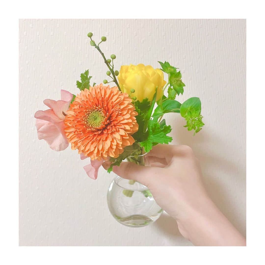 井上玲音さんのインスタグラム写真 - (井上玲音Instagram)「お母さんがお花を買ってきてくれた🌷 ･ 私の今週のパワーアップカラーが黄色で、お母さんがオレンジだよって伝えたら ･ この色合いで買ってきてくれたの✌🏻 ･ #花 #Flower #ありがとう #juicejuice #井上玲音」1月17日 20時46分 - rei_inoue.official