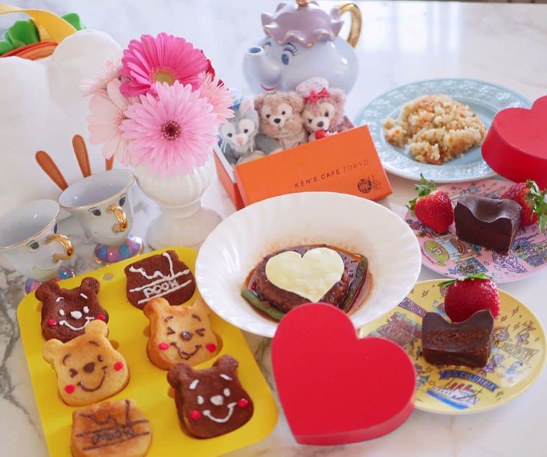 倉岡生夏のインスタグラム：「おうちディズニー💓グルテンフリースイーツ🍫 ・ ・ お勉強も兼ねて自分へのバレンタインに話題のガトーショコラを食べました💓 ・ おいしい物は食べたいけれど身体の事も少し、気を使いたい。💓 こちらのガトーショコラは 低ＧＩ 砂糖不使用 グルテンフリー カカオポリフェノール💓が豊富 という事でたべてみました❣️ ・ ・ 私がチョコレート好きなのはご存知の方多いとおもいますが🍫、 とっても濃厚で、甘すぎずしっとりしていて美味しかったです〜❣️ワインにも合いそう🍷 ・ ・ バレンタインを意識して、ハートの煮込みハンバーグ、炊飯器でピラフを炊いてランチに🤣💓  ・ ・ プーさんのマドレーヌもグルテンフリーでつくりました⭐️ ・  今年のバレンタインは祝日だし、おうちで手料理振る舞ってスイーツ食べる💓ていうのができたら理想ですよね❣️ ・ ・ こんな時期ではありますが、お教室も感染対策ばっちりで行うのでよろしくお願いします💓 ・ ・  @sukoyaka.health_beauty  #ケンズカフェ東京 #ガトーショコラ#魔法のガトーショコラ#麗 #キャラスイーツ  #キャラ弁  #おうちディズニー #おうちcafe  #おうちごはん記録  #おうちごはんlover  #おうちごはん部  #バレンタイン  #バレンタイン作り  #ハートのハンバーグ  #愛され料理 #ランチタイム  #おうち時間」
