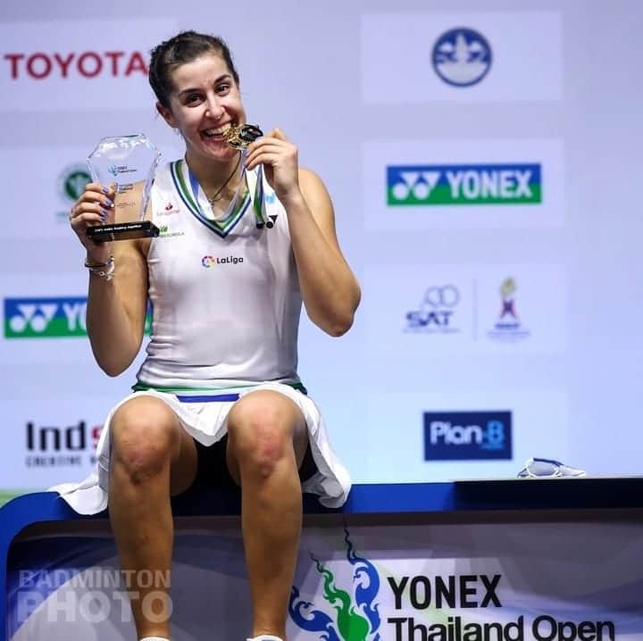 キャロリーナ・マリンのインスタグラム：「C H A M P I O N ! 🥇  Thanks for all your support! So proud of having this incredible team ❤️ Gracias por todo vuestro apoyo! Orgullosa de tener este increíble equipo 💙  #PuedoPorquePiensoQuePuedo #YonexThailandOpen #CourtsAreCalling」