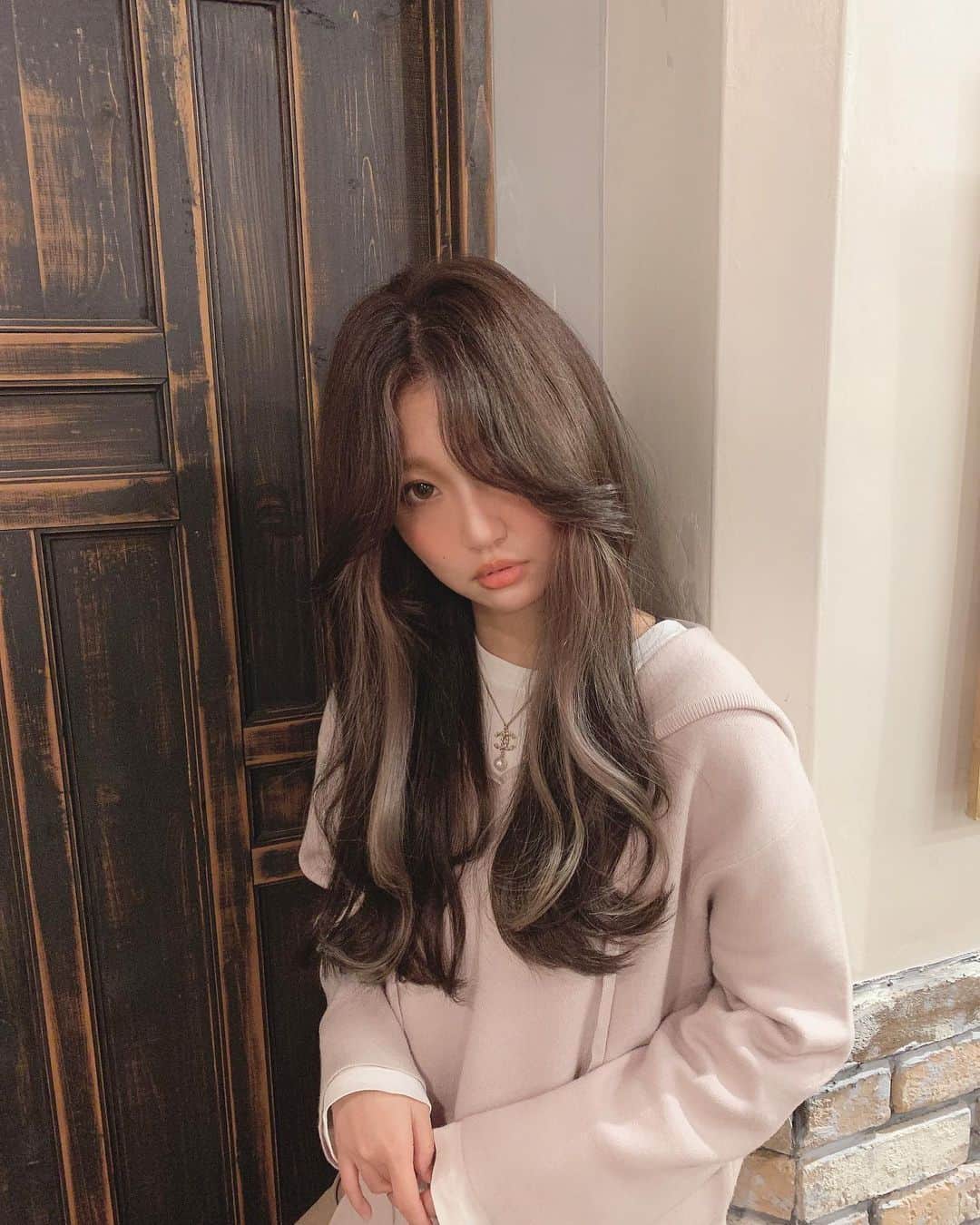 いっちゃん/嶋津 いつみのインスタグラム：「. . newヘアカラーです♡ . . . 今回ももちろん @yoooheeey さん❤️ . . . . 韓国っぽカラーで オシャレで 今っぽくて でも柔らかさもある感じ!! ってまたまたザックリしたオーダーで 出来上がりました🥺❤️ . . . . ベースのカラーは 濃いアッシュにしてくれてるから 色落ちしてもオシャレ感でるし . インナーのカラーは よへさんオリジナルで ピンクとベージュとブラウンを 絶妙なバランスで混ぜてくれてて ほんのりピンクみがあって 柔らかい感じやねん😭💕💕💕 . . . . もぉこのカラーは可愛すぎる!!!!😡💓 . . . . . .  #関西  #関西サロモ  #サロンモデル #サロモ #いっちゃん  #フリーモデル #関西モデル  #あざといっちゃん #かわいっちゃん #いっちゃんコーデ  #ブライダルモデル #アレンジモデル #ヘアカラー  #ヘアアレンジ #くしゃ顔  ##関西  #関西サロモ  #サロンモデル #サロモ #いっちゃん  #フリーモデル  #치맥  #좋아요환영 #소통환영 #팔로우환영 #팔로미 #인친환영 #친구해요 #셀카 #셀피」