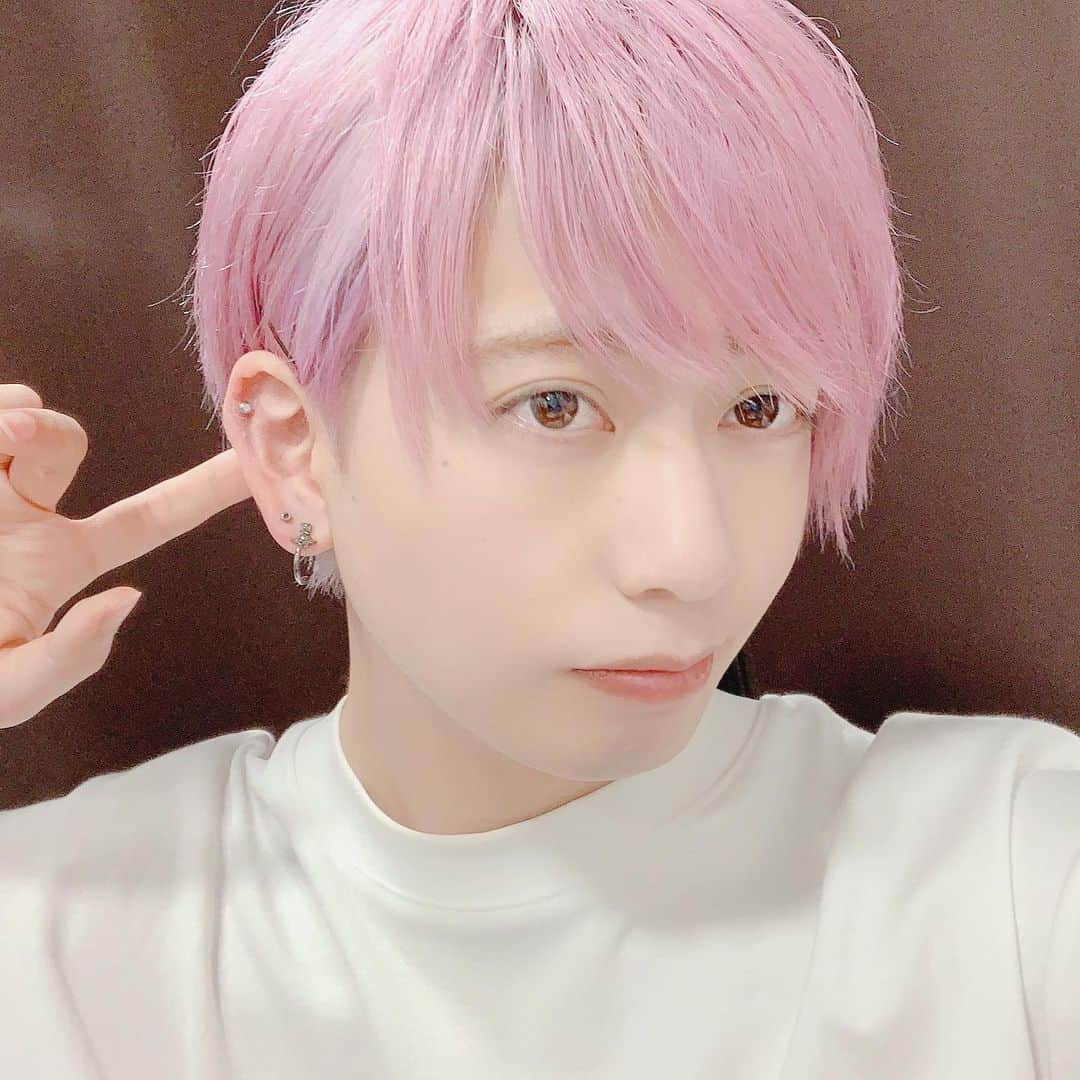 新井優のインスタグラム：「普通にいつものシャンプーするのと同じようにピンクシャンプーを使ってみただけなんです(´；ω；｀)」