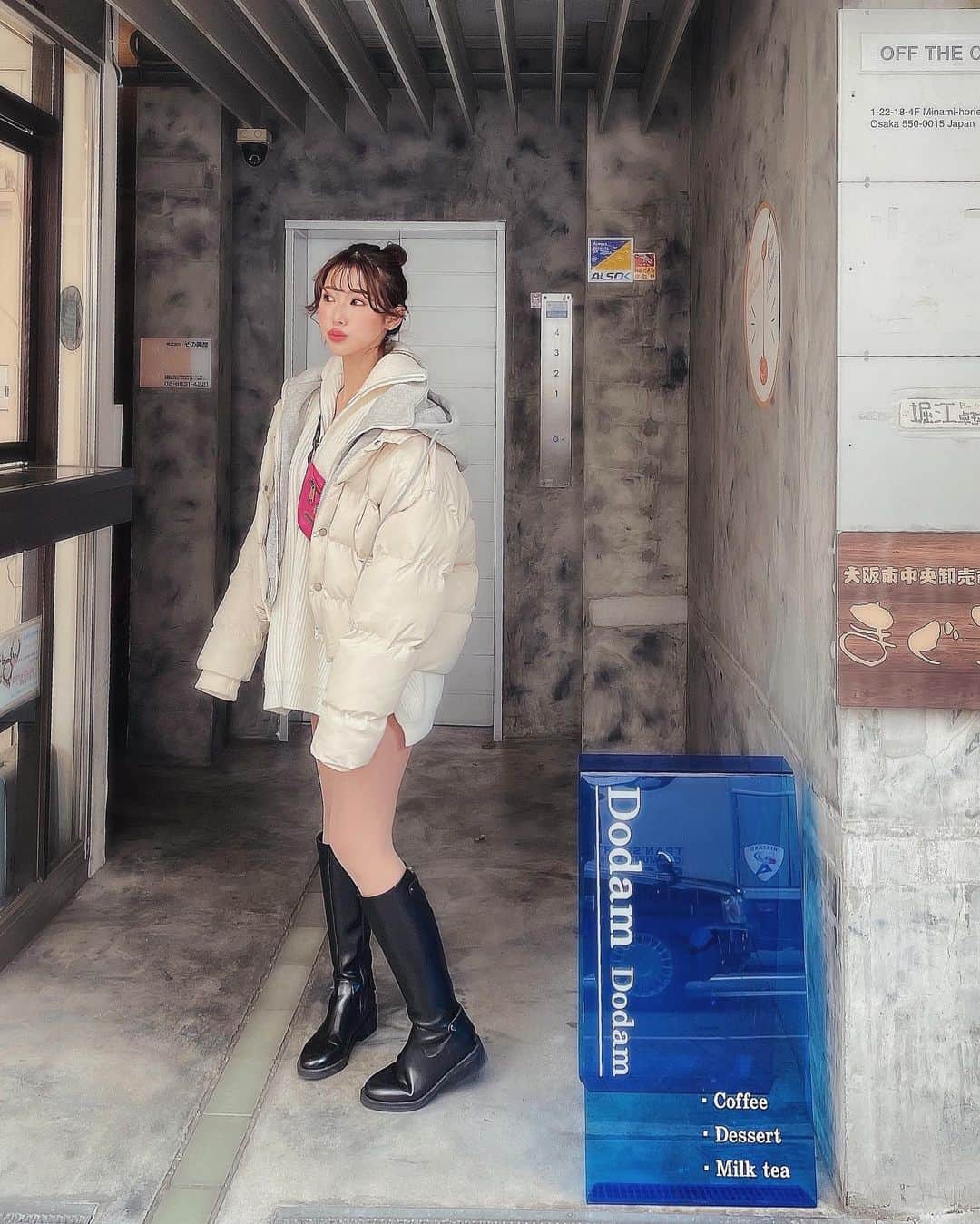 WAKAKOのインスタグラム：「☁️ さっむいのに足だしちゃって🤭 この後すぐ買った裏起毛タイツに救われた笑 . . . @dodam_cafe_ #dodamcafe #今日の服#堀江カフェ#大阪カフェ #카페스타그램#먹스타그램#오오티디」