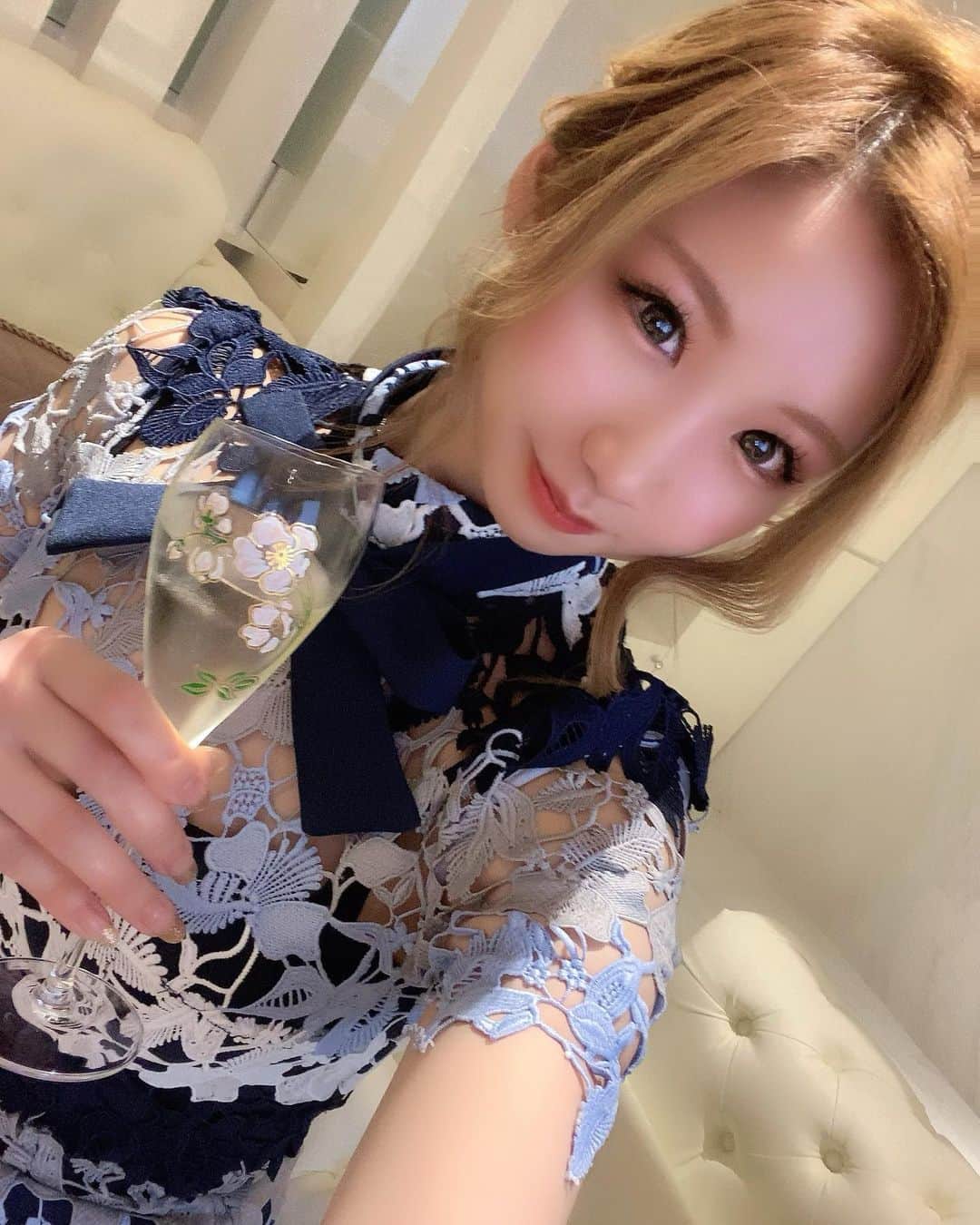 のインスタグラム：「久しぶりの日曜出勤したん🥂 P&Jで合同営業だよん🥂」