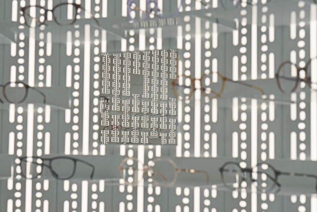 MYKITA SHOP TOKYOのインスタグラム：「新しくオープンしたShop OsakaのMYKITA WALL。MYKITA HAUS建築チームによって開発されたインテリアコンセプトは、既製の家具とカスタムメイドの家具を組み合わせたものです。  A close-up of the signature MYKITA WALL at the newly opened MYKITA Shop Osaka. Developed by the in-house architecture team, the interior concept mixes readymades with custom made furniture pieces. ___ #MYKITA #mykitashoposaka」