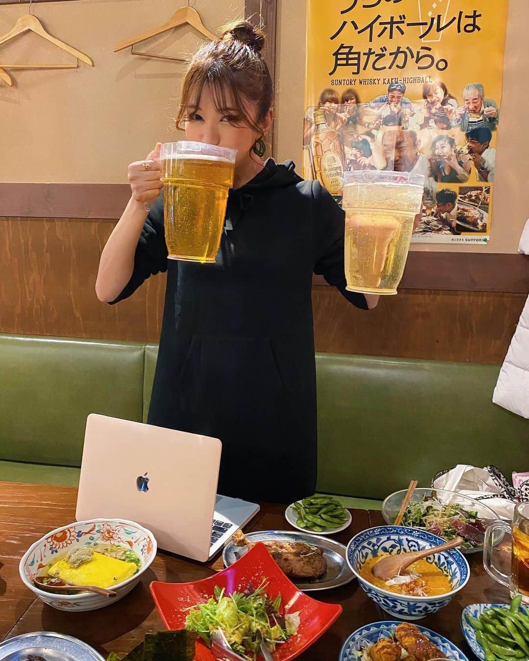 中村江莉香さんのインスタグラム写真 - (中村江莉香Instagram)「オンラインサロン#えりファミ 💻 zoom会でした🥰✨ 宴は...#渋谷おやひなや 👍👍👍#PR 飲み放題、そして美味しい鳥料理。 #お正月食べすぎ にも！やはり、、、#鳥料理 は味方🤣😂高タンパク低カロリー🙃🙂‼︎ そんなこと言いながらも、、楽しく美味しくお酒を飲めて楽しめる居酒屋さんでした！#ピッチャービール #ピッチャーハイボール 🍴 どちらも店員さんに飲みきれますか？とご心配いただきましたが、、、瞬殺。綺麗に頂き、もちろんおかわりしました(中村江莉香真骨頂。笑) 真骨頂な日々が送れるのも#サロンメンバー のおかげなのです。いつも、、、ありがとう🥰❤️ ・ ootd // @forget_m_n  裏起毛ワンピース👗新作...❤️ #15:00 から#20:00 #ディナー営業 #コロナ対策 #飲食店経営者 #飲食店さんと繋がりたい #飲食店を応援しよう #美味しいご飯 #おすすめ居酒屋 #渋谷 #オンラインサロン運営 #オンラインサロン開設 #グルメ ウーミーPR #渋谷ディナー #渋谷グルメ #ピッチャー #飲兵衛会 #飲兵衛 #お酒好きな人と繋がりたい #飲兵衛女子 #お酒が好き #アルコール依存 @oyahina_hachi.0817」1月17日 20時50分 - erica_nakamura