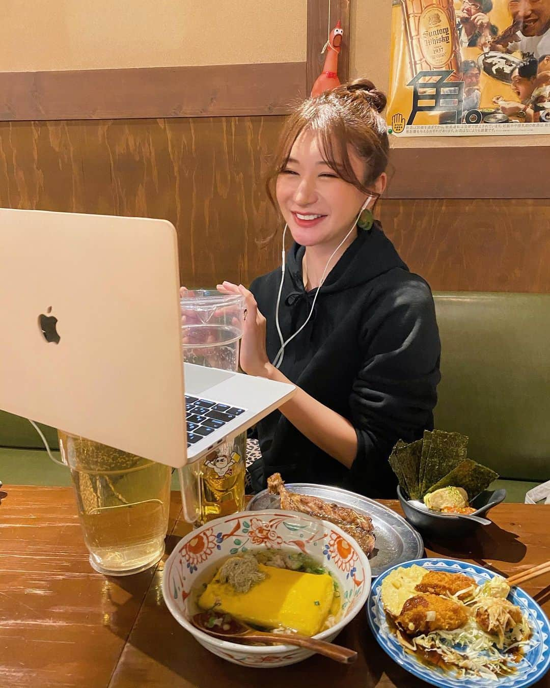 中村江莉香さんのインスタグラム写真 - (中村江莉香Instagram)「オンラインサロン#えりファミ 💻 zoom会でした🥰✨ 宴は...#渋谷おやひなや 👍👍👍#PR 飲み放題、そして美味しい鳥料理。 #お正月食べすぎ にも！やはり、、、#鳥料理 は味方🤣😂高タンパク低カロリー🙃🙂‼︎ そんなこと言いながらも、、楽しく美味しくお酒を飲めて楽しめる居酒屋さんでした！#ピッチャービール #ピッチャーハイボール 🍴 どちらも店員さんに飲みきれますか？とご心配いただきましたが、、、瞬殺。綺麗に頂き、もちろんおかわりしました(中村江莉香真骨頂。笑) 真骨頂な日々が送れるのも#サロンメンバー のおかげなのです。いつも、、、ありがとう🥰❤️ ・ ootd // @forget_m_n  裏起毛ワンピース👗新作...❤️ #15:00 から#20:00 #ディナー営業 #コロナ対策 #飲食店経営者 #飲食店さんと繋がりたい #飲食店を応援しよう #美味しいご飯 #おすすめ居酒屋 #渋谷 #オンラインサロン運営 #オンラインサロン開設 #グルメ ウーミーPR #渋谷ディナー #渋谷グルメ #ピッチャー #飲兵衛会 #飲兵衛 #お酒好きな人と繋がりたい #飲兵衛女子 #お酒が好き #アルコール依存 @oyahina_hachi.0817」1月17日 20時50分 - erica_nakamura