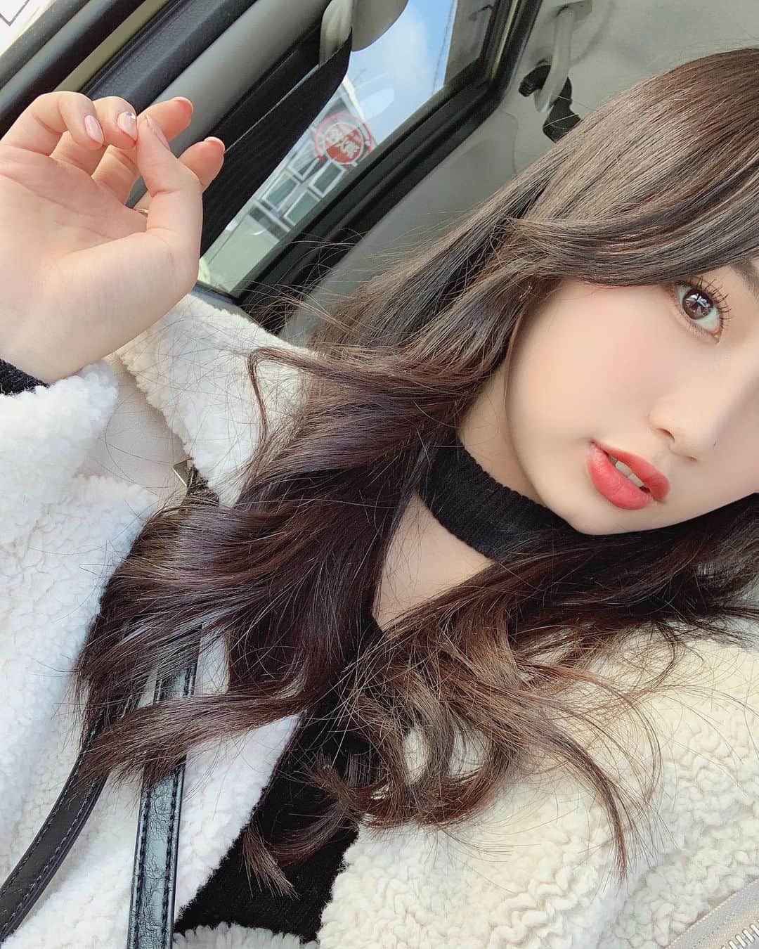 のインスタグラム：「今日は天気良かった🤍 寒すぎるけど、、笑  ・ ・ ・  #リリバリ #lilyofthevalley #アイドル #idol #jk #18歳 #高校生 #ロングヘア #巻き髪 #外巻き #かきあげ前髪 #ボアジャケット」