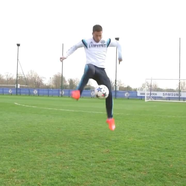 F2Freestylersのインスタグラム：「@hazardeden_10 producing some unreal tekkers back in his Chelsea days! 🤩😱 Top player and top guy to film with! 🎥」