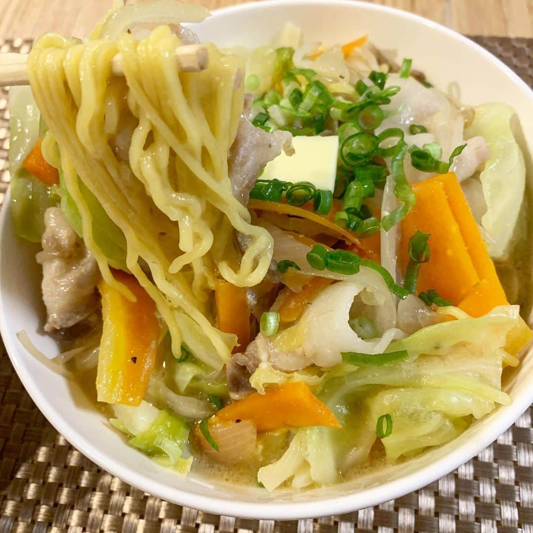 シュネルさんのインスタグラム写真 - (シュネルInstagram)「『味噌煮込みラーメン』  ■材料 中華麺1玉 豚バラ肉150g もやし20g 人参1/2 キャベツ1/4 玉ねぎ1/2 バター一欠片  ①スープ 合わせ味噌大さじ1 白味噌大さじ1.5 鶏ガラ小さじ1 水400cc おろしにんにく小さじ1/2  1.野菜を食べやすい大きさに切る  2.フライパンにごま油をしいて豚肉を炒める  3.肉に火が入ったら野菜も入れて塩胡椒したらさらに炒める  4.野菜に火が入ったら①をいれて軽く煮込む （この間に別鍋で麺を茹でる）  5.麺が茹で上がったら水を切り具とスープが入った鍋に入れて更に煮込む  6.お皿に盛り付けて最後にバターをのせたら完成  #food #料理 #レシピ #おうちごはん #ラーメン #シュネルキッチン」1月17日 20時58分 - schnell_solidemo