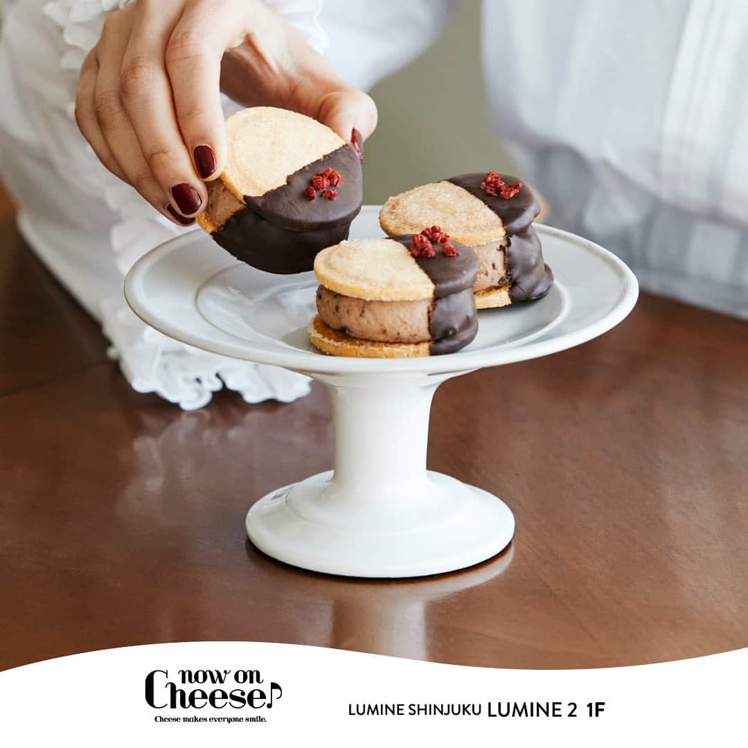 ルミネ新宿さんのインスタグラム写真 - (ルミネ新宿Instagram)「LUMINE SHINJUKU VALENTINE'S DAY 2021 ナウオンチーズ［ルミネ2/1F］  ◆レアチーズサンドショコラショコラ 「なんて罪深いスイーツなんでしょう！（笑）ずっと食べていられそう...！チーズのしょっぱさと、チョコレートのコクが、とっても合いますね。」（村田倫子さん）  チーズ×チョコレートに甘酸っぱいドライフランボワーズをアクセントに。バレンタイン限定の贅沢な一品です。  ※1/18より販売いたします。  #バレンタイン #valentine #バレンタイン2021 #valentine2021 #バレンタインデー #valentineday #バレンタインギフト #valentinegift  #ハッピーバレンタイン #バレンタインチョコ #チョコレート #chocolate #本命チョコ #友チョコ #義理チョコ #自分チョコ #プレゼント #ギフト #スイーツ #チョコ #チーズ #レアチーズサンド #NOWONCHEESE #ナウオンチーズ」1月17日 21時00分 - lumine_shinjuku