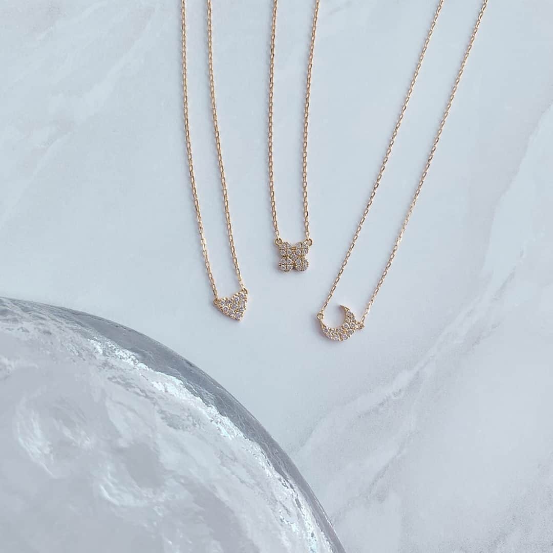 アーカーさんのインスタグラム写真 - (アーカーInstagram)「. K18プレートの全面にダイヤを敷き詰めた「パヴェセッティング」が美しいパヴェシリーズ💎✨ AHKAHを象徴するデザインとして、幅広い年代の方に支持されています💗 . #AHKAH #jewelry #necklace #present #アーカー #ジュエリー #ネックレス #プレゼント」1月17日 21時00分 - ahkah_official