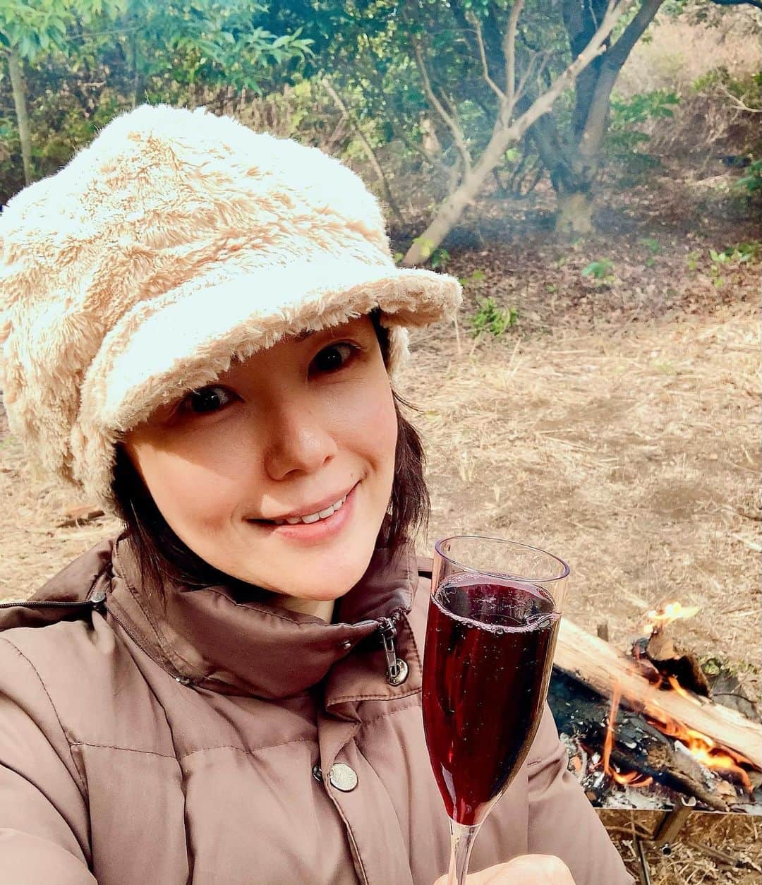 のインスタグラム：「今日も、実家の山へ。  缶スパークリングを、色々試し中。 山でのおつまみは、 厚切りベーコンとストーリーにもあげたカチョカバロがサイコー。  楽しすぎたーっ！  あ、山へはいつも、すっぴんに日焼け止めだけ。  #山で  #デイキャンプ #山で乾杯  #山で飲むお酒  #厚切りベーコン  #カチョカバロ  #たまらん #すっぴん #アラフィフ   #mountain #cheers #japan #japanesefood #japnesemountain #nomakeup」