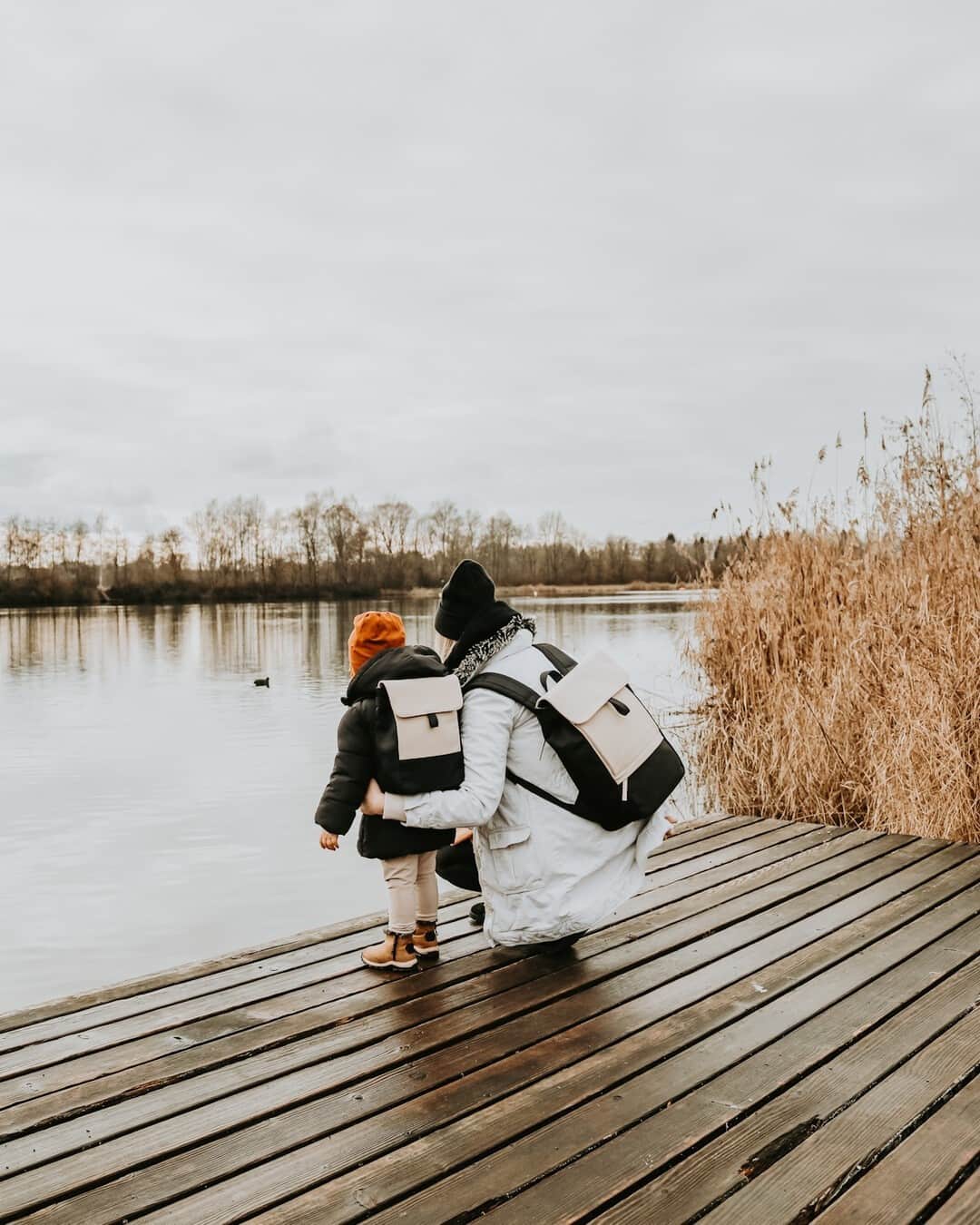 Kapten & Sonさんのインスタグラム写真 - (Kapten & SonInstagram)「⁠'Never lose your sense of wonder.' 💫 Out with the little one wearing our cute Kids Fyn "Cream Black" in twinny look with mommy. 🧡 @by.malwi @kaptenandson.kids #bekapten #kaptenandson⁠ .⁠ .⁠ .⁠ #kaptenandsonkids #backpack #snow #sale #wintersale #winteroutfit #outfitinspo #snow #snowwhite #ootd #fashionlover #fashion #style #outfit #inspo」1月17日 21時01分 - kaptenandson