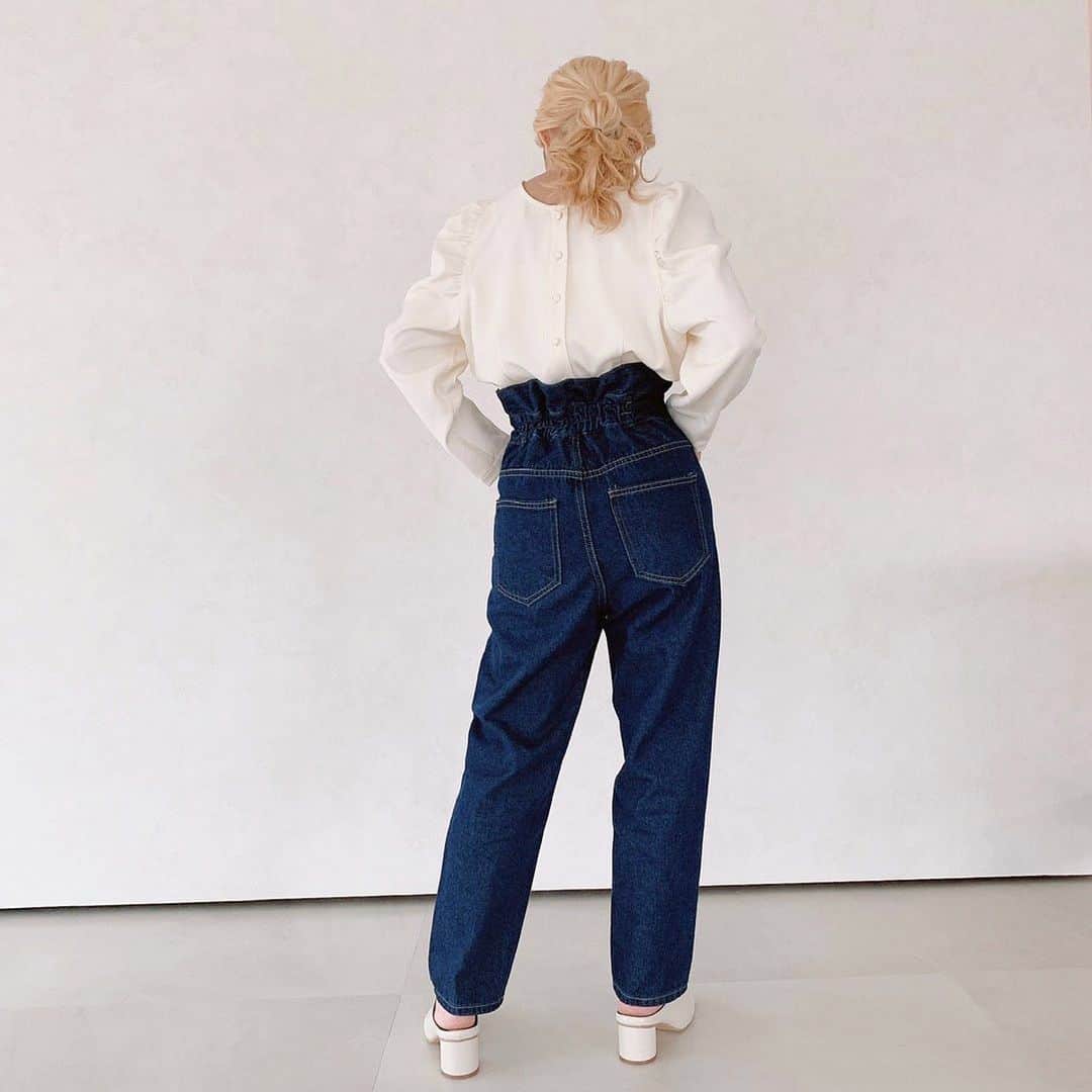 Vannie Officialのインスタグラム：「【 パワショル2WAYブラウス】￥3,300＋tax  《styling》 一枚で2着分楽しめちゃうパワショル2WAYブラウス♪ コンパクトなサイジングながら、着映え力のあるブラウスなのでシンプル合わせがオススメ◎ デニムパンツ合わせや、ふんわりスカート合わせなどさまざまなボトムスと組み合わせができます。  《detail》 ギャザーがたっぷり入ったパワショルにきゅん♡ すっきりとした印象を与えるクロップド丈で、裾をINしなくてもバランスが取れる設計になっています◎ くるみボタンのデザインがどこかレトロなムード漂う一枚に♪  《fabric》 しっかり厚みのある中肉素材で、今からすぐ着て頂けます◎ ※詳しいお手入れ方法は商品タグをご参照ください  #vannie_u#ヴァニーユー #ZOZOでしか買えない⠀⠀  お問い合わせはDMまでご連絡ください☺️」