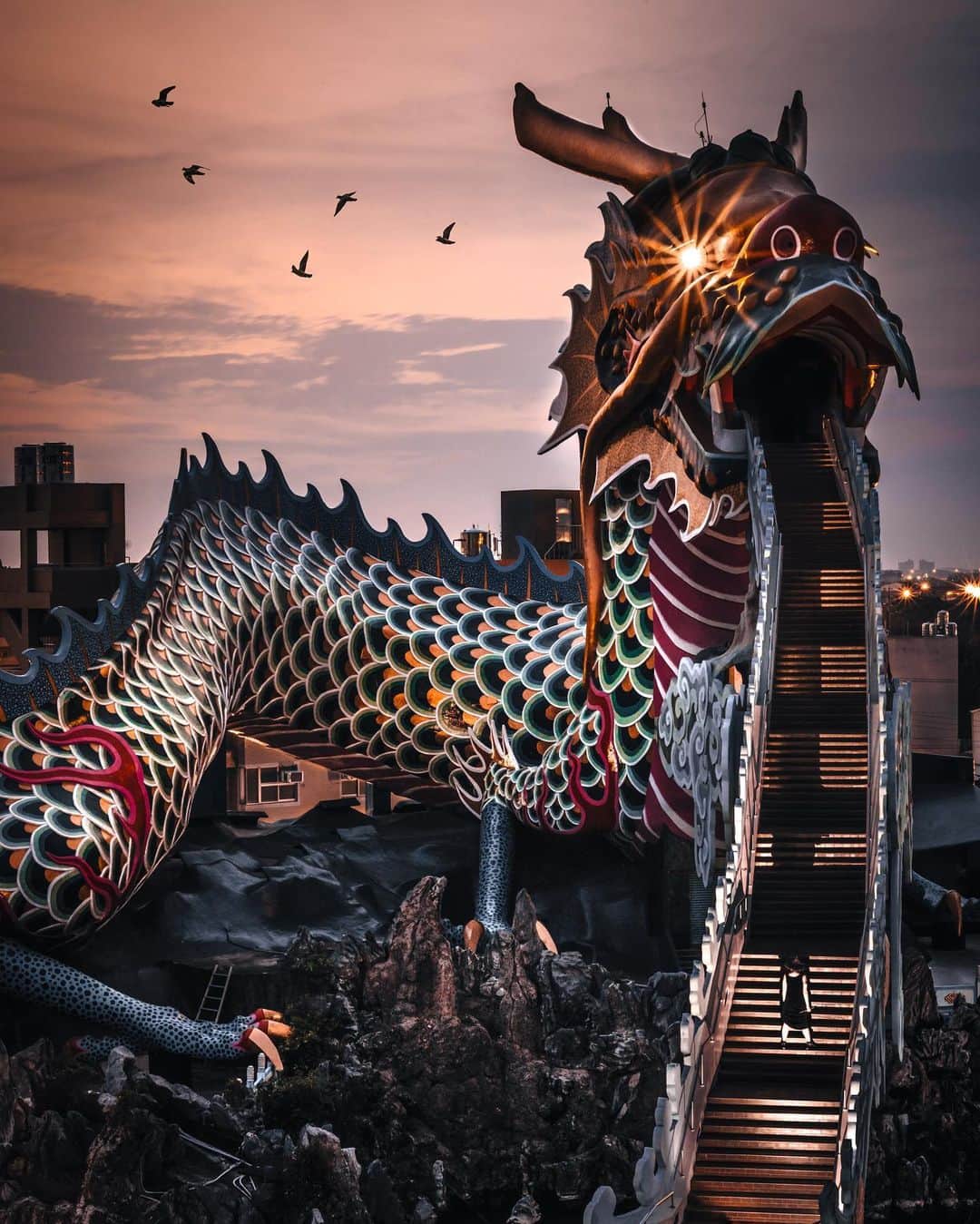 R̸K̸のインスタグラム：「Man should be fearless, bear the inelutable fate with equanimity. Just climb up and face the giant Dragon. #hellofrom Taiwan ・ ・ ・ ・ #earthfocus #earthoffcial #earthpix #discoverearth  #roamtheplanet #ourplanetdaily #livingonearth #theglobewanderer #visualambassadors #stayandwander #welivetoexplore #awesome_photographers #IamATraveler #wonderful_places #TLPics #depthobsessed #designboom #voyaged #sonyalpha #bealpha #aroundtheworldpix  #streets_vision #cnntravel #complexphotos #d_signers #lonelyplanet #architecture_hunter #luxuryworldtraveler #onlyforluxury @sonyalpha  @lightroom @soul.planet @earthfever @9gag @500px @paradise @mega_mansions」