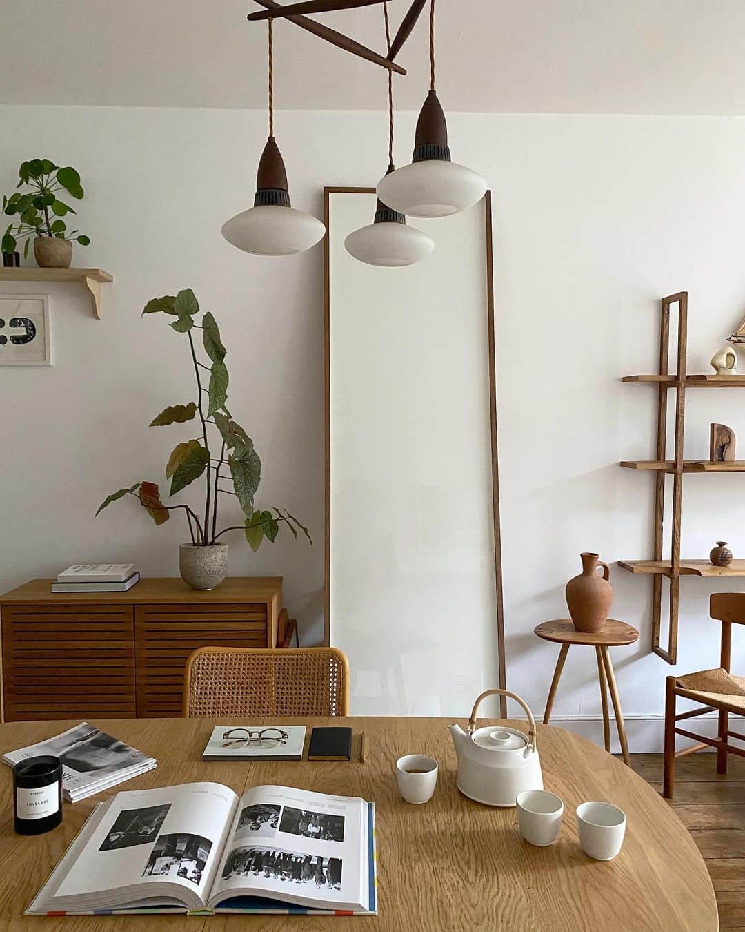 MR PORTERのインスタグラム：「A Sunday well spent brings a week of content, or so the old adage goes. We're taking a leaf out of Friend of MR PORTER Mr Tom O’Dell @odellsstudios' rather stylish book to spend the day catching up on reading and enjoying a fresh cup of tea. #MRPORTERatHome #FriendsofMRPORTER  Shop the story: BY JAPAN - + Ceramic Japan Dobkin Tea Set, Phaidon - Anni & Josef Albers: Equal and Unequal Hardcover Book, Byredo - Loveless Scented Candle, 240g, Smythson - Panama Cross-Grain Leather Notebook, Ystudio - Brass and Copper Mechanical Pencil」