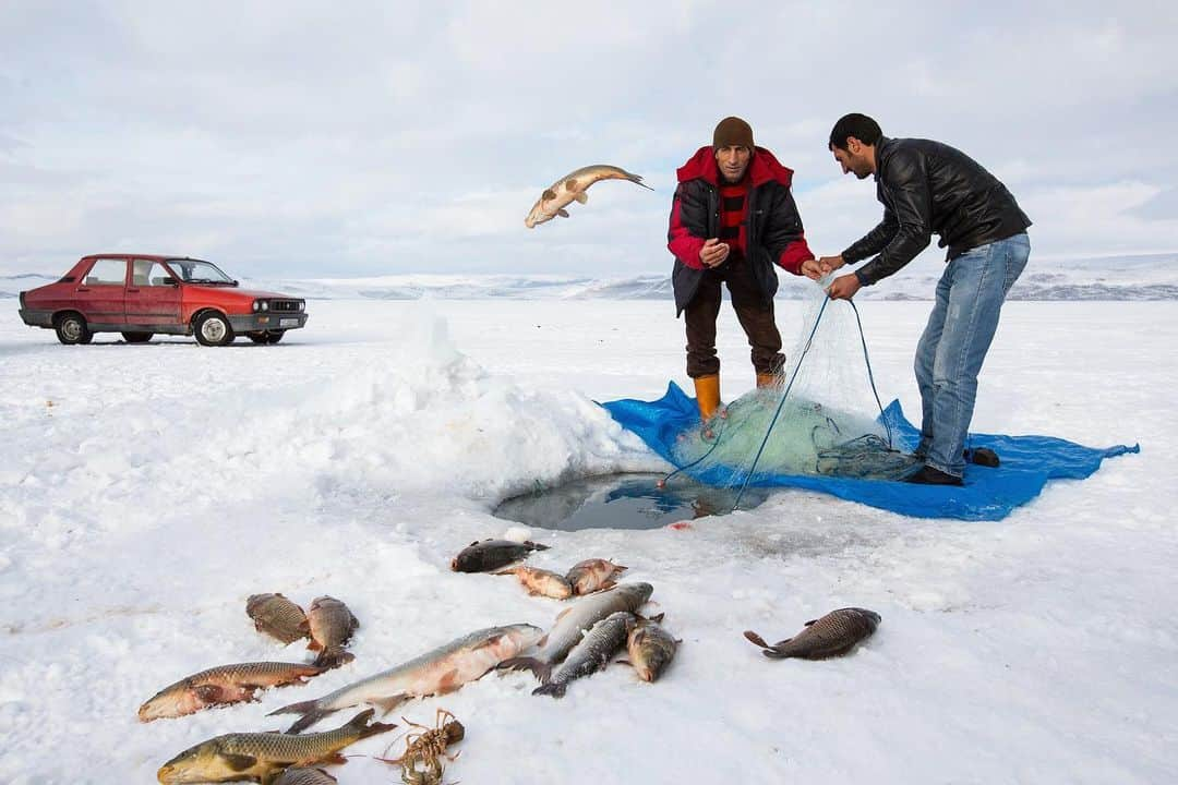 Mustafa Sevenのインスタグラム：「Kısacık, 10 fotoğraflık bir #Kars hikayesi.  İyi pazarlar :) #StoryOfTurkey #LakeCildir」