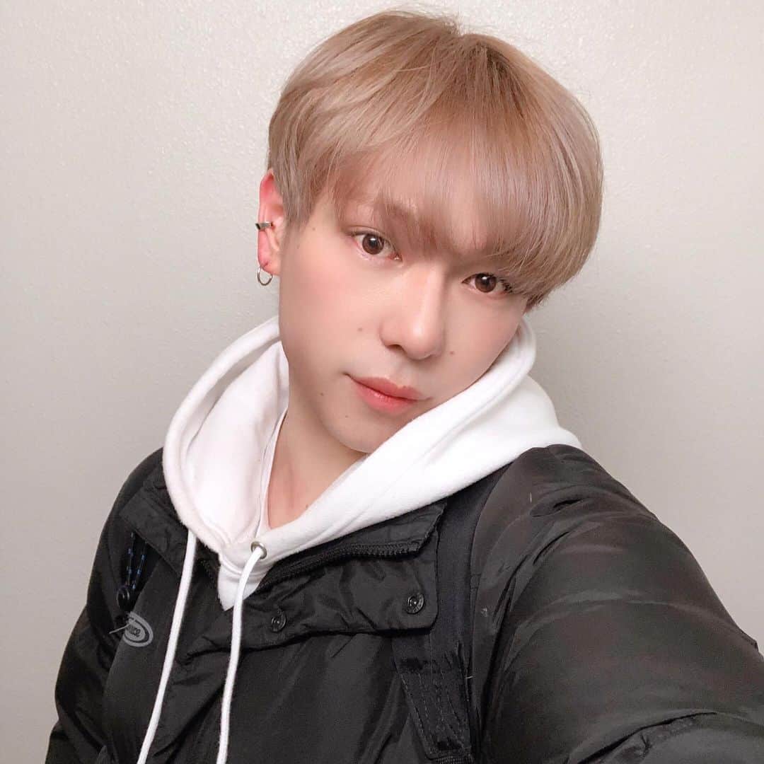 NAOPISのインスタグラム：「今年初ヘアメンテ㊗️💇‍♂️﻿ ﻿ はじまりはBettieさんでさかちにお願いしました✨﻿ ﻿ カラーイメージはジャージー牛みたいなクリーミーなベージュブラウン🐂⚪️﻿ ﻿ 前髪もつくってもらって下ろすのも良しセンターパートも良しっていうバリエーションを﻿つくれるようなカットにしてもらいました🤍﻿ ﻿ 今年もさかちマジックにかかりまくりたいとおもいます✨﻿ ﻿ 今年もよろしくねさかち🐂🐄🐂🐄﻿ ﻿ では今日もいい夜を🌉﻿」