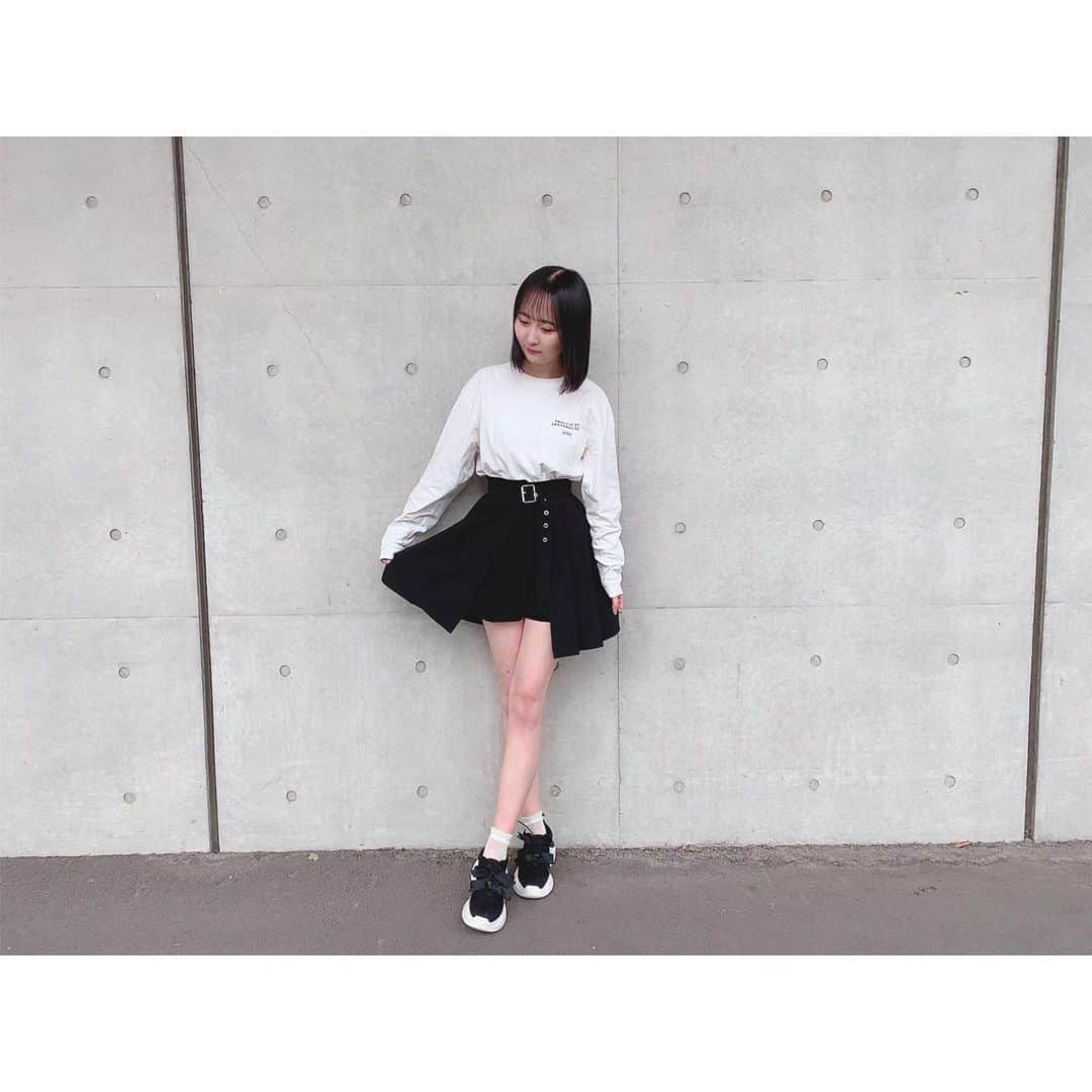 山邊歩夢さんのインスタグラム写真 - (山邊歩夢Instagram)「🤍🎀🖤 * * 白いロンTに黒いショートパンツを合わせて それだけじゃなんか寂しかったから スカート風になるように 腰にプリーツを巻きました！ * * #あゆーで #私服コーデ #今日のコーデ #fashion #ロンT #ズボン #darlingbaby #プリーツ #7things #スニーカー #merryjenny」1月17日 21時03分 - ayuyamabe_official