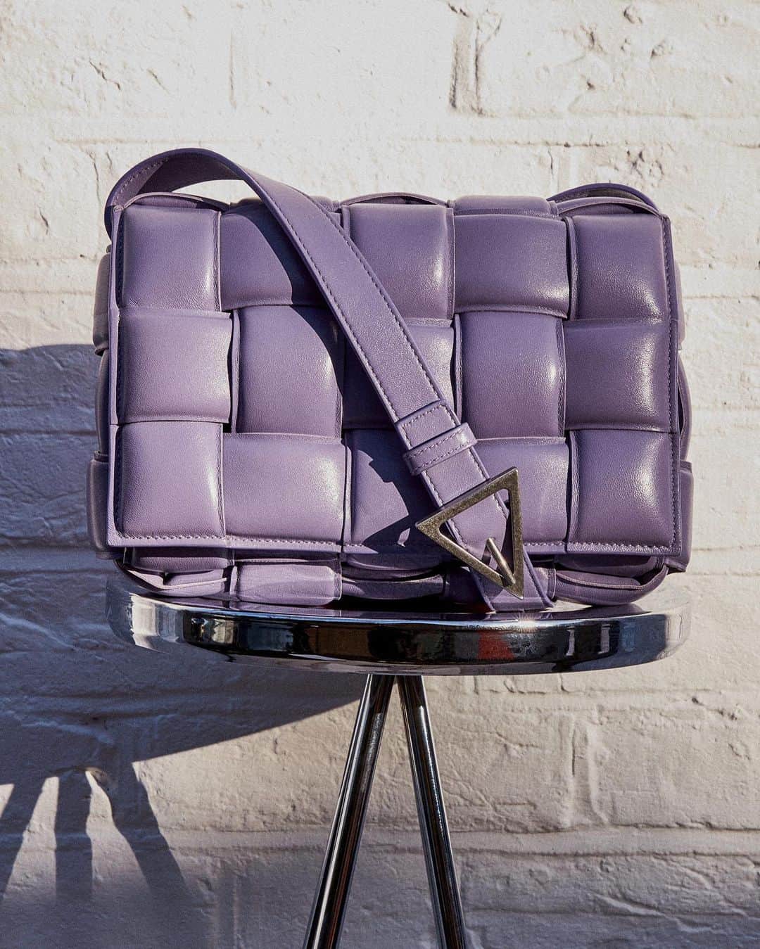 のインスタグラム：「Purple reigns, in the form of #BottegaVeneta’s covetable padded Cassette bag 💜  #Harrods #HarrodsFashion  Our stores are closed – but you can still shop remotely through our Personal Shopping service, and online at harrods.com. Plus, enjoy 10% off with Harrods Rewards now. Join online for free today!」