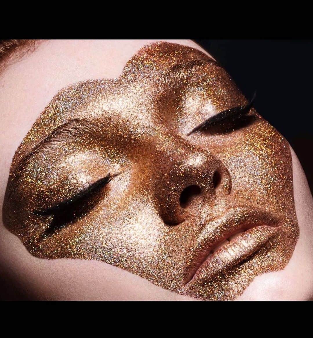 NINA PARKのインスタグラム：「✨Twinkle, twinkle little heart  @georgiehobday 💖 THX to reposted of our sparkle #Masquerade @patmcgrathreal 🎭✨ _______________________________________ #CD & #Styling @janasommet II #Photographer @floriansommet II #MakeUp by Moi @ninaparkbeaute for @ballsaal_artist_mgmt」