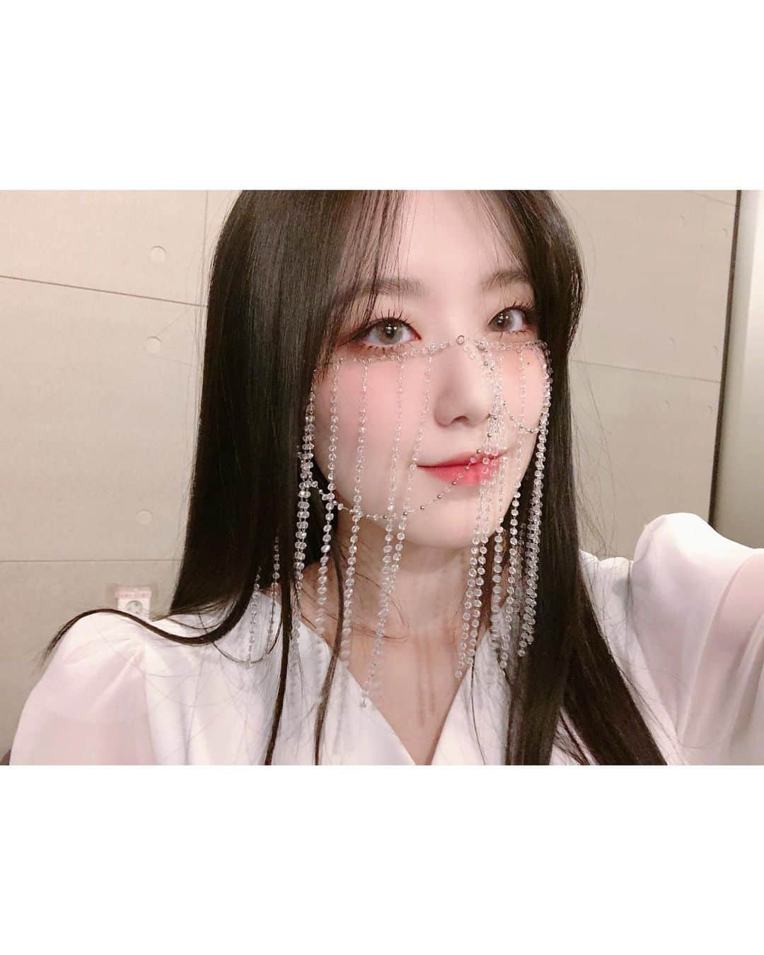 (G)I-DLEさんのインスタグラム写真 - ((G)I-DLEInstagram)「[#슈화] 내가 젤 좋아하는 스타일링 🧚🏻‍♀️ 약속했던 셀카 드릴게요  너무 차가워 ~~~❄️ - 我最喜歡的造型 🧚🏻‍♀️ 約定好的自拍端上來啦 好冷啊~~~❄️」1月17日 21時10分 - official_g_i_dle