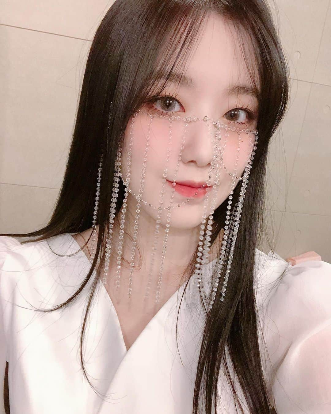 (G)I-DLEさんのインスタグラム写真 - ((G)I-DLEInstagram)「[#슈화] 내가 젤 좋아하는 스타일링 🧚🏻‍♀️ 약속했던 셀카 드릴게요  너무 차가워 ~~~❄️ - 我最喜歡的造型 🧚🏻‍♀️ 約定好的自拍端上來啦 好冷啊~~~❄️」1月17日 21時10分 - official_g_i_dle