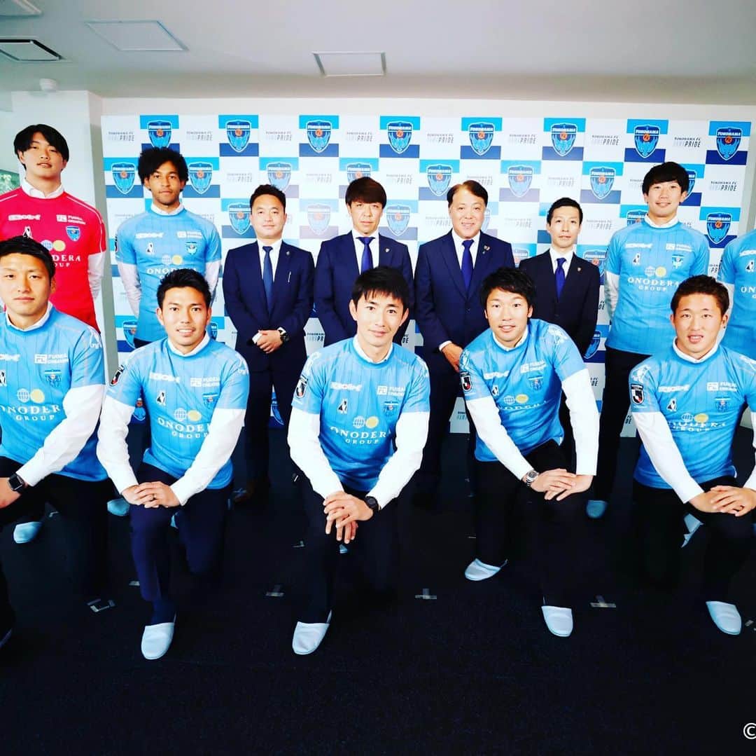 のインスタグラム：「. 横浜FCに関わる皆様よろしくお願いします😊💪 . #新体制発表  #背番号39  #横浜fc  #yokohamafc  #recordtheblue  #全ては勝利のために  #渡邉千真  #kazumawatanabe」