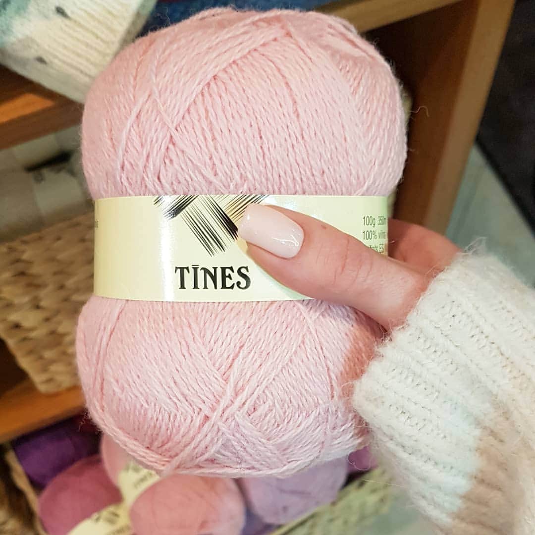 ティネスのインスタグラム：「For the softest and sweetest knit projects 💗💞💕 Yarn N° 507 is great for baby knits and pastel color combinations. We love the combo with grey shades like N° 202 and N° 203.  Shop 100% wool yarn online: WWW.TINES.LV We ship worldwide 🛸🌍」