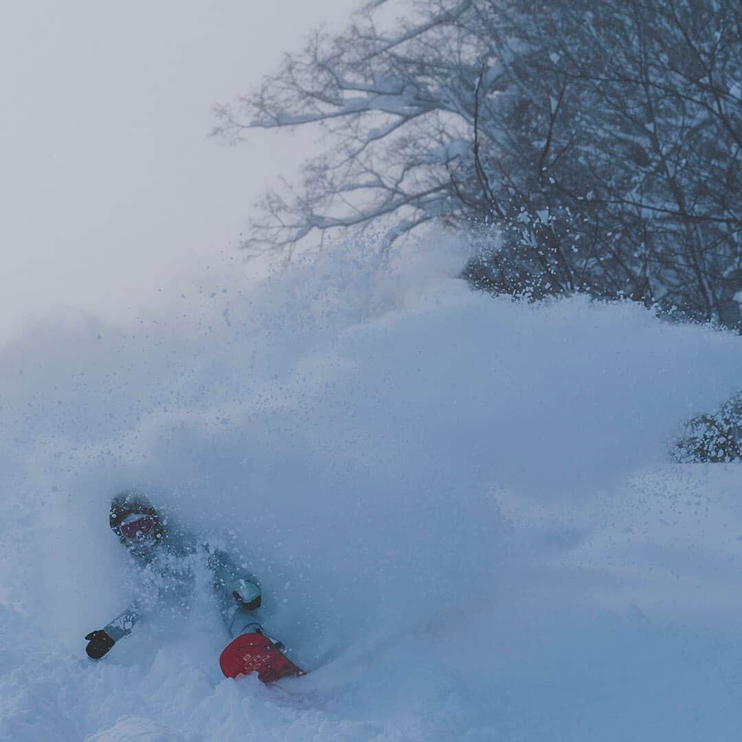 Burton Japanさんのインスタグラム写真 - (Burton JapanInstagram)「今はもっと雪あるんでしょうね♪ 高橋龍正、宮澤悠太朗、藤森由香の北海道ロードトリップ<後編>は、プロフィール内のリンクから！ Photo: @kentarawmatsuda #日本を滑ろう #ニセコビレッジスキーリゾート #ニセコHANAZONOリゾート #ニセコマウンテンリゾートグランヒラフ #ルスツリゾート」1月17日 21時12分 - burtonjapan