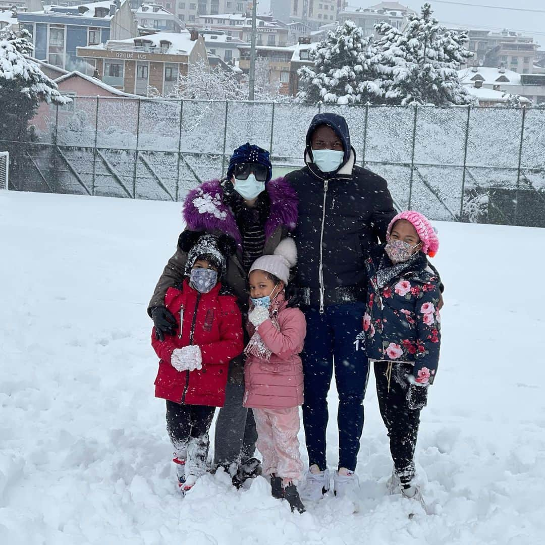 エネル・バレンシアさんのインスタグラム写真 - (エネル・バレンシアInstagram)「Family ❄️ @sharon27_7  ABA」1月17日 21時13分 - ennervalencia1