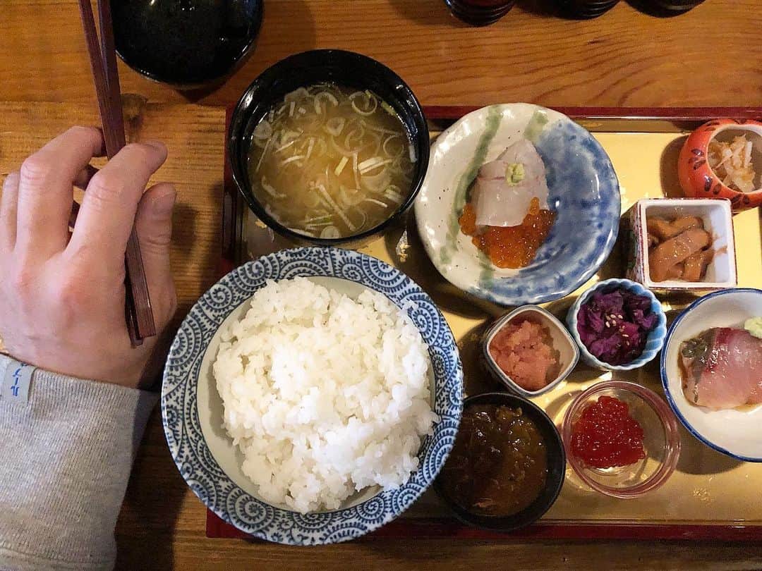 tomonashiのインスタグラム：「☺︎ ご近所の 鳥雅さんで朝ごはん 1000円でこのクオリティは 半端ないです . #鳥雅　#朝ごはん . #loopwheeler #ループウィラー」