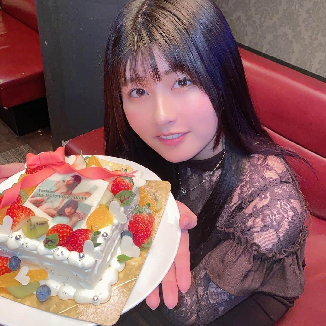 ちとせよしのさんのインスタグラム写真 - (ちとせよしのInstagram)「今日はバースデーイベントでした🎂  みんなのおかげで素敵な21歳の幕開けとなりました！ こんな時期なので色々気をつけながらではありましたが、できる範囲の中で精一杯楽しめたかなと思います🥰  産まれてきて、そしてみんなに出会えて本当に幸せ❣️  ありがとうございました︎︎︎︎☺︎  #バースデーイベント #誕生日ケーキ #スタンドフラワー #ちとせよしの #よしのんず #pinue」1月17日 21時13分 - chitose_yoshino