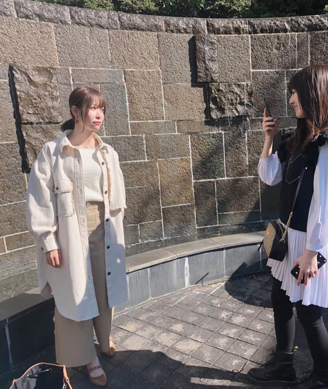 日下部美愛のインスタグラム：「ろあの写真を私が撮ってる所を莉子が撮ってる写真 1年前くらいかなあ〜早く会いたいな  #photo #japan #model #me #hair #fashion #fashionblogger #makeup  #followme #instagood #camera #instadaily #dailylook #한국 #맞팔 #사진 #데일리」