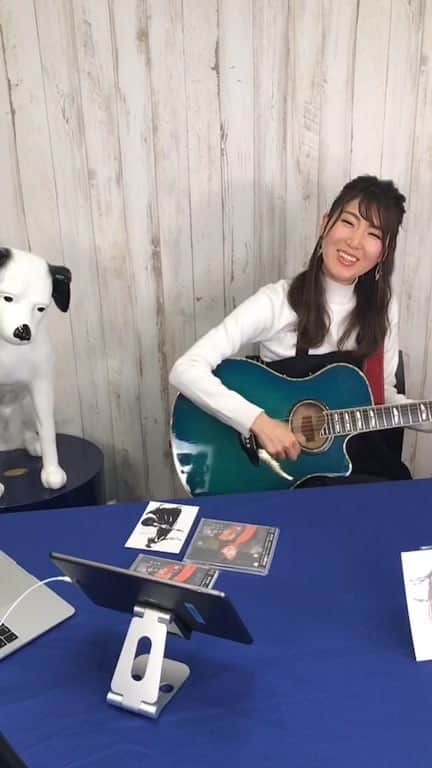 おかゆのインスタグラム：「ビクターオンラインストア🐶🌈 沢山のご参加ありがとうございました！ #香水 #Myra #魔法の絨毯  #弾き語り #おかゆウタ」