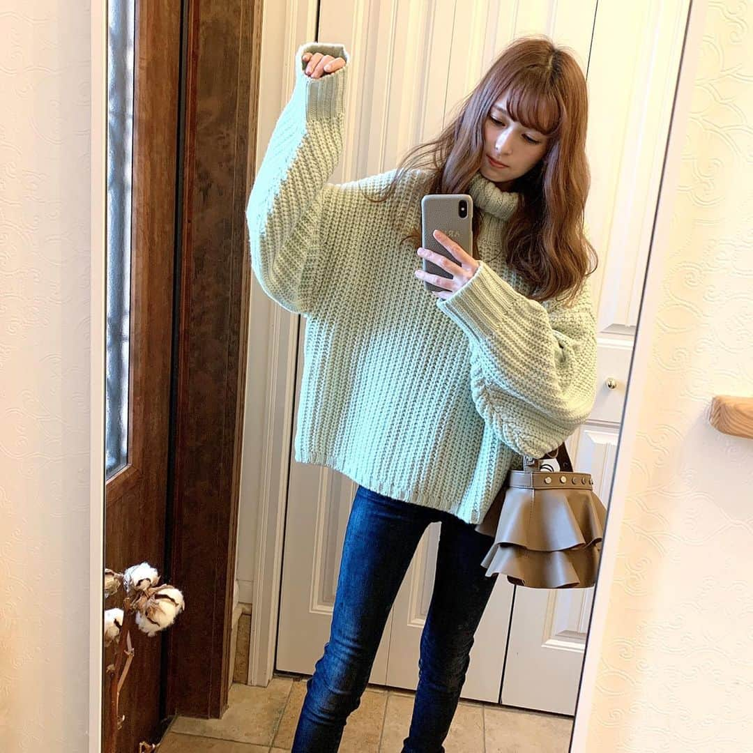 町田亜里香さんのインスタグラム写真 - (町田亜里香Instagram)「〜お洋服👗〜 可愛い色味のニット🧶を 神戸レタスで見つけたので頼んだの♡ このミント色🌿可愛くない😂？ ＊ボリュームハイネックニットトップス 2700円＋税 . そしてbagも神戸レタスˎˊ˗ 可愛いでしょ（ ; ; ）♡ ＊フリルスタッズバッグ 2700円 . プチプラ神様すぎる👛♡ . . 全てタグ付け🏷しておきます🌼 写りたいじゅきが可愛すぎる😗 小さい頃に私が、 可愛いポーズって言ってたポーズを 未だにしてくるあたり可愛い🥰。 . . #ママコーデ #gu #神戸レタス  #神戸レタスコーデ #神戸レタス購入品 #プチプラ #プチプラコーデ  #ニットコーデ #ボリュームニット  #ボリューム袖 #春色」1月17日 21時13分 - ari_gram_111