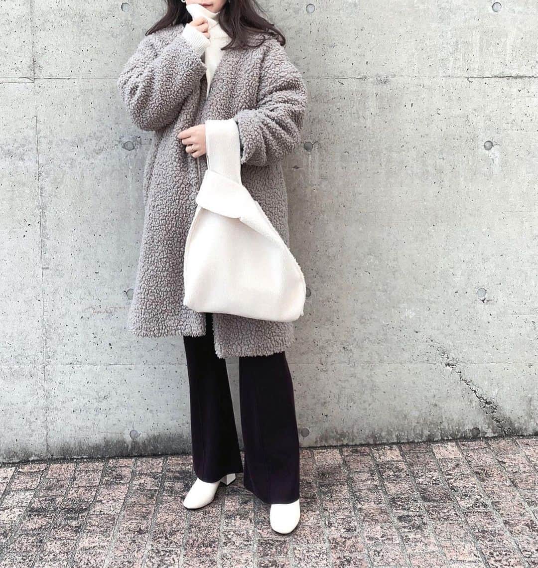 のインスタグラム：「ㅤ ㅤ ㅤ outer ▷ #lowrysfarm  tops ▷ #fifth bottom ▷ #apartbylowrys shoes ▷ #inyourcloset bag ▷ #florist ㅤ ㅤ ㅤ ボア大好き女のコーデ♡♡ ㅤ ㅤ ㅤ ボア、ファー、シャギーなどなど ㅤ モコモコしたやつ大好き( ⸝⸝⸝¯ ¯⸝⸝⸝ )♡ ㅤ ㅤ ㅤ ㅤ バッグはこの前紹介した @florist_zozotown のリバーシブルのバッグに 色を合わせて使ったら小物が ㅤ ㅤ ブーツ新しいやつなんやけど シンプルでまっっっしろなショートブーツ♡ ㅤ ㅤ 真っ白なの探してたし ヒールの高さもちょうどよくて歩きやすいから この妊娠期は重宝してるよ◡̈︎* ㅤ ㅤ @shop.in_your_closet さんの！♡ ㅤ ㅤ ㅤ ㅤ ㅤ ちなみに 時計は @nordgreenofficial ♡♡ 今回いただいてるクーポンコードも貼っとくね◡̈︎* ㅤ 『 kirins 』って入れて 15%OFFになるよ◡̈︎* 1/31まで！✨✨ ㅤ ㅤ ㅤ  #nordgreen #時計 #腕時計 #腕時計コーデ #腕時計くら部  #白ブーツ #ホワイトブーツ #ショートブーツ #ストレッチブーツ #リブパンツ  #ボアコート #ボアジャケット #ストレッチブーツ #coordinate #コーデ #コーディネート #コーデ  #マタニティ #マタニティコーデ #マタニティーコーデ  #妊婦 #妊婦コーデ #妊婦生活」
