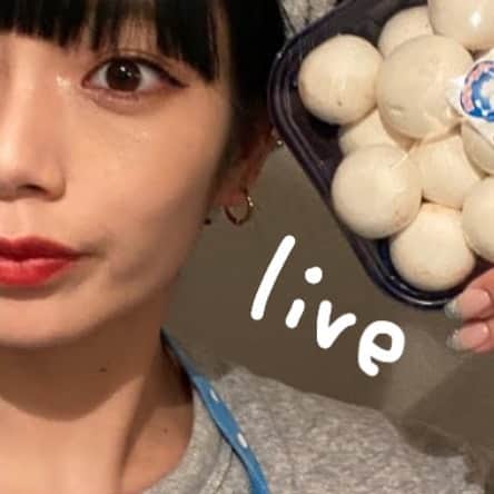 矢部ユウナのインスタグラム：「次はいつやろかな〜ライブ配信🍛この前はハヤシライス作りながらシャンパン飲んでライブした🍾。笑　みんなが美味しいレシピ教えてくれて調味料付け足したり、マッシュルームの入れるタイミング教えてもらったり、😙😙エプロンなんてつけちゃって〜。」