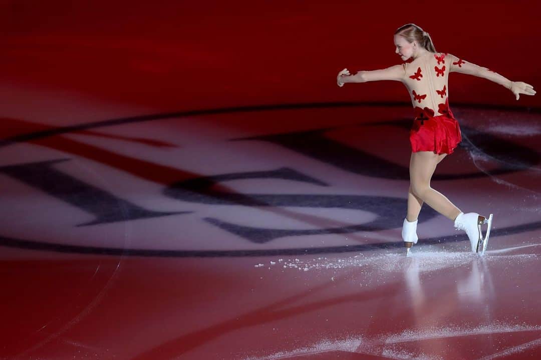 ISUグランプリシリーズのインスタグラム：「📝 Cheerful and sunny Eva-Lotta Kiibus @lottaskating is Estonia's 🇪🇪 up and coming young star ⭐ In her debut at #EuroFigure she already placed 7th, and is motivated to train harder and find longetivity in the sport like her skating idol Carolina Kostner! ⁣ ⁣ Read the full feature from the link in our bio!⁣ ⁣ #FigureSkating」