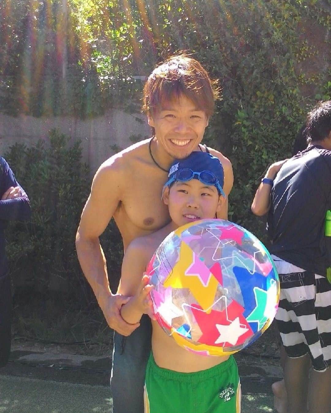 のインスタグラム：「今日の朝は嬉しい事が✨  ただ、息子が自分の身長を抜かしただけなんですが😅  5年前まで小学生だったのが信じられないな💫高校に入った時でも150cm前半だったので少し心配してましたが、その後遅い成長期がきて一気に伸びました⤴️  ちょうど、そんな息子も今週で17歳！早いなぁ。あと3年で成人とは。  1枚目は5年くらい前のプール✨ その後、最後に子供達と海やプール行ったのは、いつだったかな？🤔  2枚目は家の壁で登ってる頃に行った小川山で、上で落ちたらそれまでの男だったって事だなって伝えて→【息子】そうだねっ！って登っていった時の写真。 後から高いボルダーやったのはママには内緒なって🤫妻には見せなかったやつ。 他にも色々と高いやつ、内緒で巡っちゃいました😜 @raffinee_orientalbio @mammut_japan @camp1889 #五年前 #息子に身長抜かされる #嬉しい #成長 #プール #小川山 #懐かしい #今日は記念日」