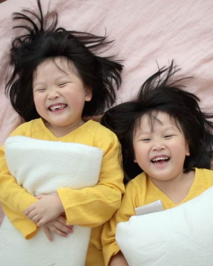 MOMOツインズのインスタグラム：「New year new bed! The kids spend so much time in bed, it makes sense to get them the very best from @european_bedding !   The girls share a queen Heveya®️ Natural Organic Latex Mattress III which is their most luxurious option with a soft separate topper giving a plush and luxurious feel to the two layers below. They also picked out the softest Plush pillows that gives a fluffy hotel feel.   Made of 100% natural organic latex that is naturally dust mite and mold resistant, the mattress and pillows are also cooling as it adopts an open-air structure that allows for better breathability.  While the mattress is super soft to sit and bounce on, it provides excellent back support while we sleep as it conforms to the shape of our bodies.   We know it made a difference because they sleep better and longer now and it is tougher to get them out of bed for school 🙈」