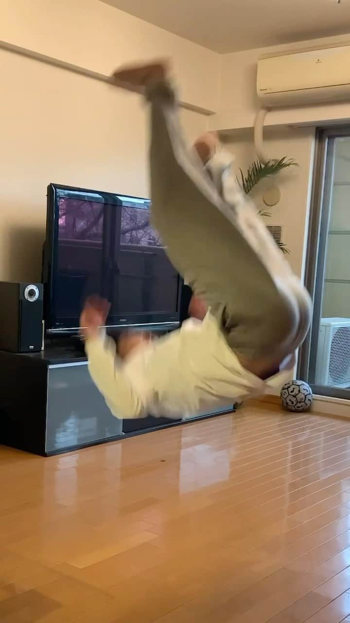 のインスタグラム：「The story of fear vs you, when you try a backflip for the first time😭🤕 ・ ・ 初めてバク宙に挑戦するときの怖さとの葛藤。一度でもバク宙にチャレンジしたことある人なら絶対あるある。 ・ ・ #宙返り#バク宙 #トリッキング#スポーツ#アクロバット#体操 #ブレイクダンス#棺桶ダンス #breakdance #acrobatic #fails #coffindance #backflip #failarmy #coffindance」