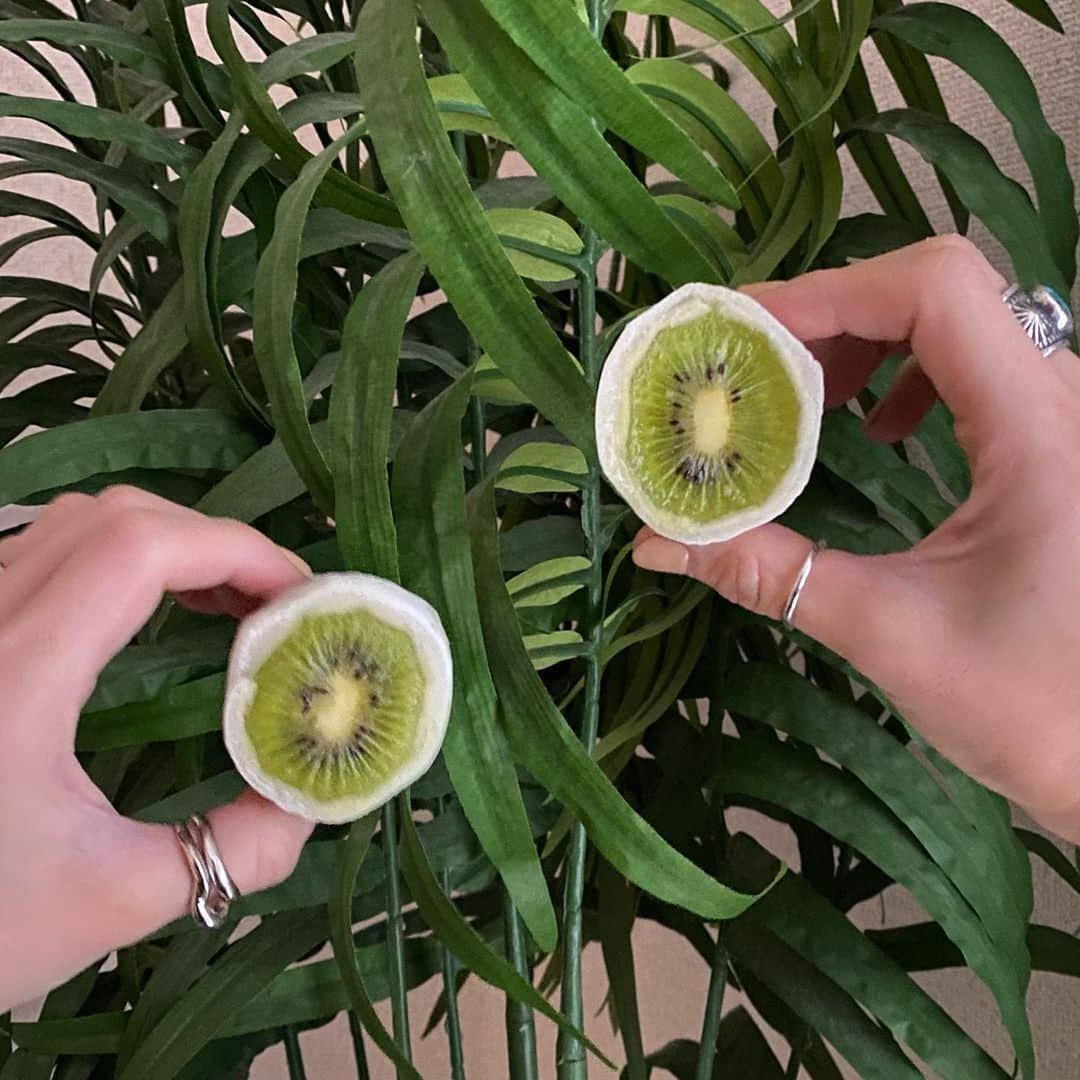 長谷川あやのインスタグラム：「🥝🥝🥝#fruits#sweets#弁才天#萌え断 ・ ・ ・ 『萌え断』で有名な噂のアレです🤤💭」