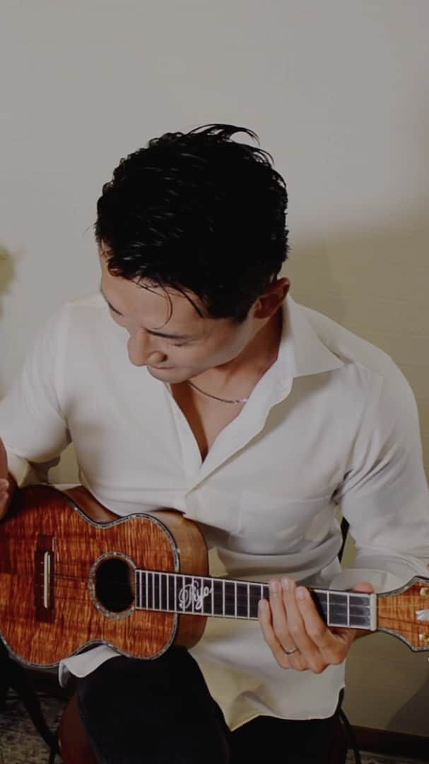 名渡山遼のインスタグラム：「Dynamite (BTS) ukulele : Ryo Natoyama(http://ryonatoyama.com)  【Please follow Ryo Natoyama】 ❒Official WebSite  http://ryonatoyama.com  ❒instagram  https://www.instagram.com/ryo_natoyama/ ❒Facebook  https://www.facebook.com/natoyamaryo  ❒Twitter  https://twitter.com/ryo_natoyama ❒contact  http://ryonatoyama.com/contact/  #BTS #dynamite #ukulele #RyoNatoyama #fingerstyle #ukuleleplayer #ukulelesongs #kpop #방탄소년단 #우쿨렐레」