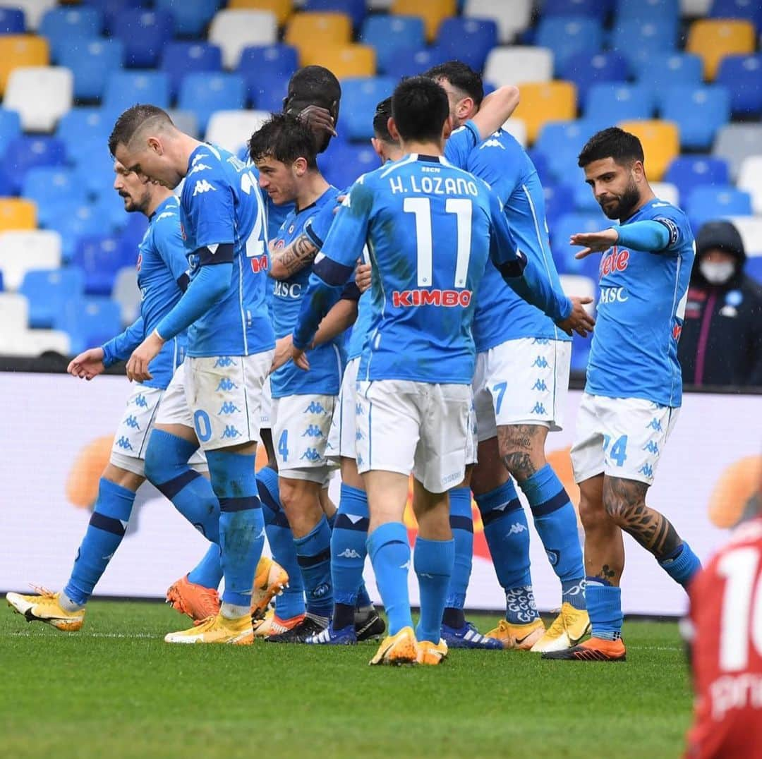 SSCナポリさんのインスタグラム写真 - (SSCナポリInstagram)「😍😍😍 ⚽️ #NapoliFiorentina 4-0 (HT)  💙 #ForzaNapoliSempre」1月17日 21時25分 - officialsscnapoli