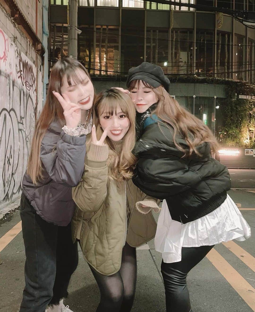 のインスタグラム：「. 安上がりな私たち🧸 外でいくらでも楽しめる。笑 らぷは1枚めからブレブレ👌🥺 . .  #osaka#fashion#make#大阪#関西#AAA#いいね#美容#前髪#イヤリングカラー#セクラバ#女子会#アメ村」