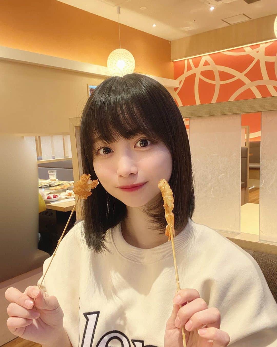 桜木ことさんのインスタグラム写真 - (桜木ことInstagram)「♡ ﻿ ﻿ 年明けに家族で串揚げ食べに行った時の！﻿ ﻿ ﻿ 何と何を持ってるかわかるかな？💭😏﻿ ﻿ ﻿ ﻿ #かみやど #ひらがなかみやど #桜木こと #アイドル #idol #japaneseidol」1月17日 21時26分 - koto_sakuragi
