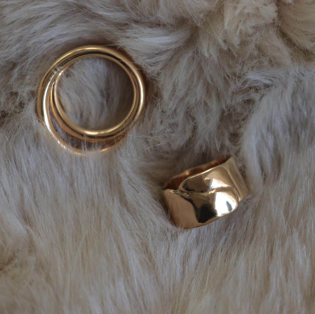 kuroneko_m4さんのインスタグラム写真 - (kuroneko_m4Instagram)「. . New Gold ring🐍 どちらも存在感があってすっき🤎 . . . . @gagan.jewelry  #goldring #goldjewellery #goldaccessories #gaganjewelry #gagan #newin #kuronekom4」1月17日 21時26分 - kuroneko_m4