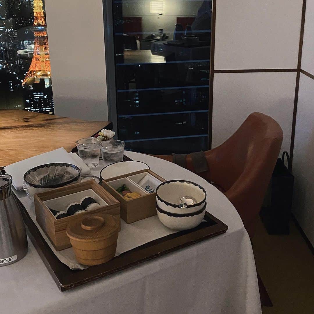 遠藤沙和子さんのインスタグラム写真 - (遠藤沙和子Instagram)「. 海鮮丼ウーバーしたら食あたりして夜中もがき倒した翌日の回復飯たち。ルームサービスの米、硬めで好きなやつやった😽」1月17日 21時26分 - sawakoendo__